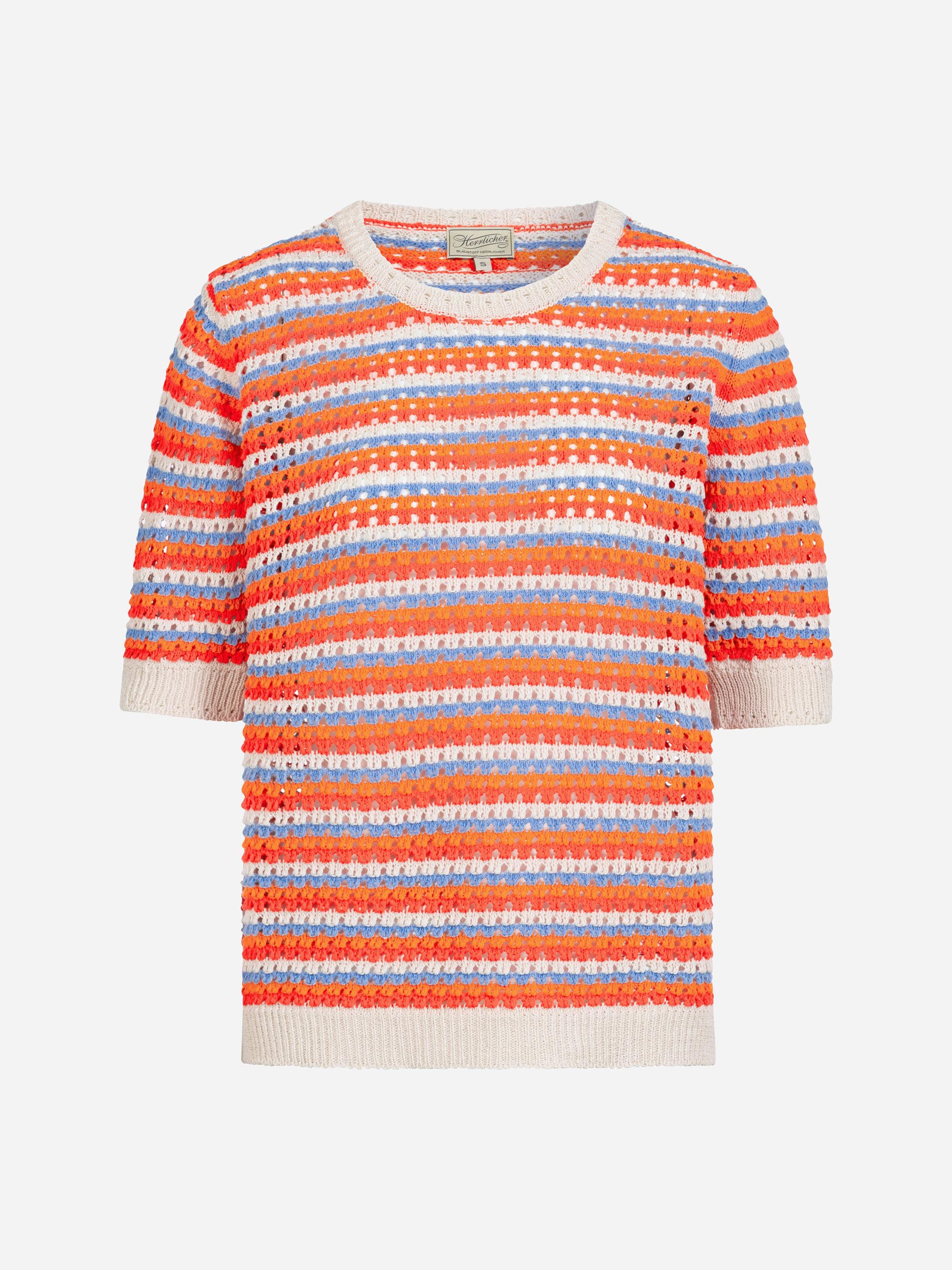 Ein kurzärmeliger Strickpullover mit horizontalen Streifen in Orange, Blau, Rot und Weiß, mit einem strukturierten Muster und einfarbigen cremefarbenen Rippenbündchen an Ärmeln, Saum und Kragen auf einfarbigem Hintergrund.