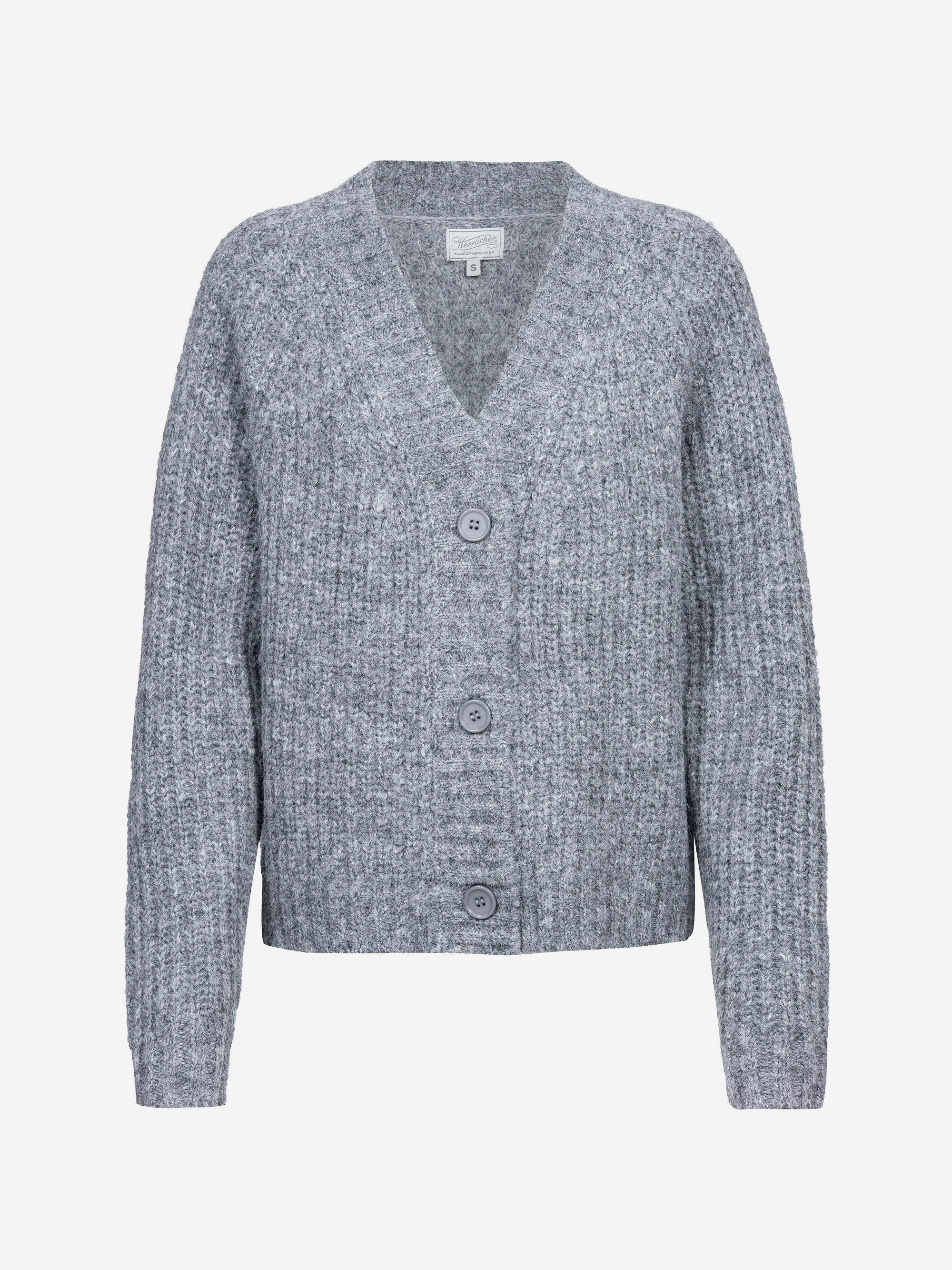 Graue, grob gestrickte Strickjacke mit langen Ärmeln, V-Ausschnitt und drei großen Knöpfen an der Vorderseite, präsentiert vor einem schlichten weißen Hintergrund.