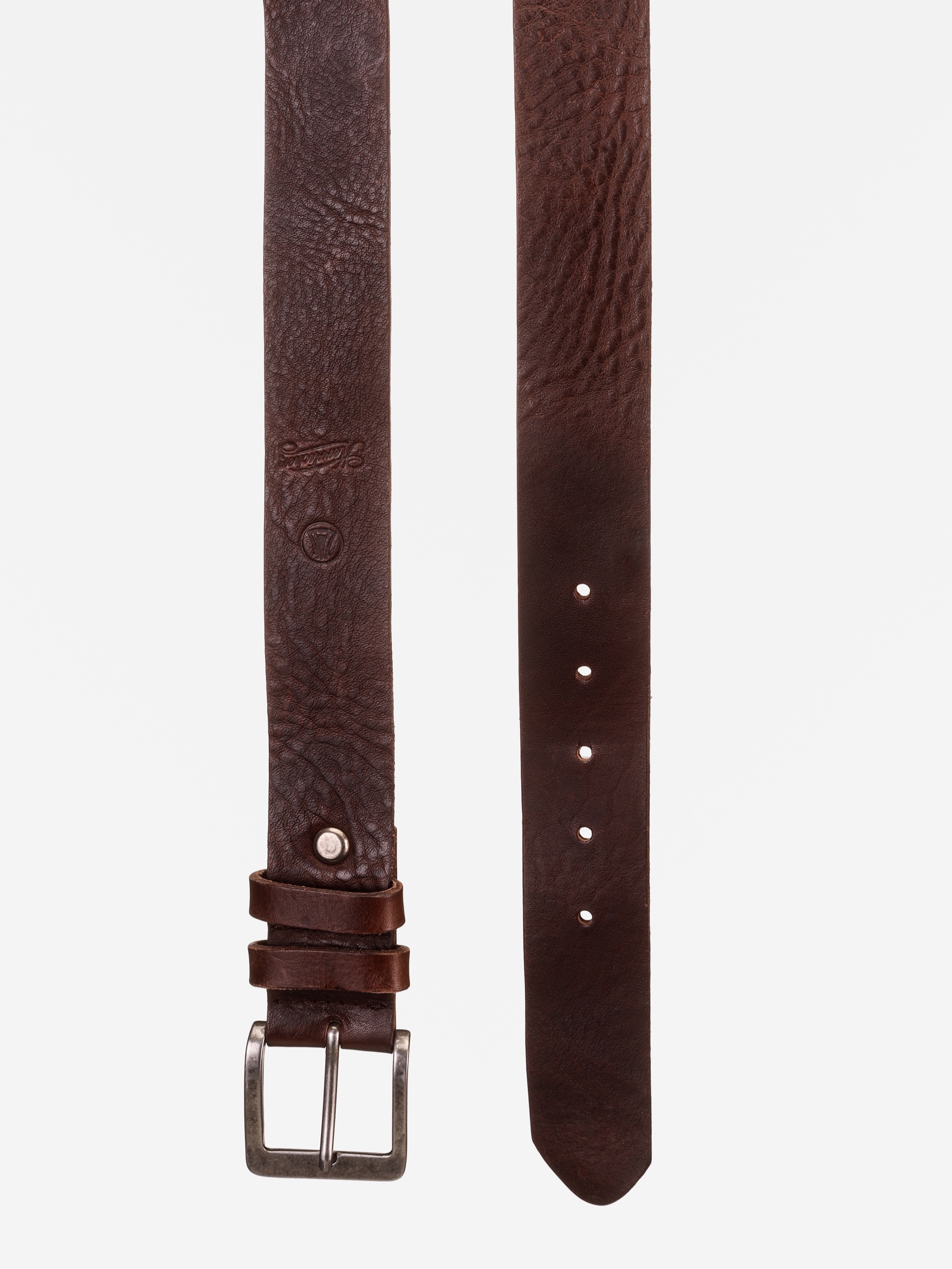 Eine Nahaufnahme eines braunen Ledergürtels mit silberner Schnalle, mehreren Verstelllöchern und strukturierter Oberfläche vor einem schlichten weißen Hintergrund.