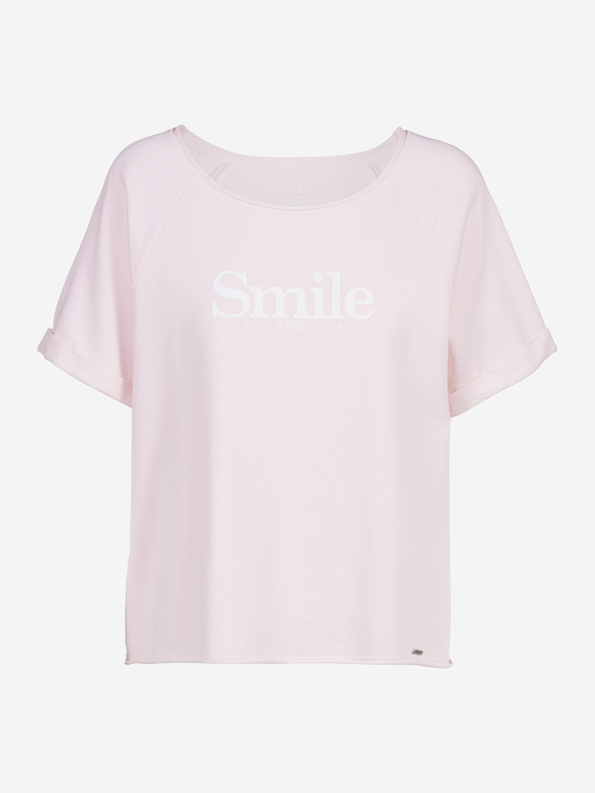 Hellrosa T-Shirt mit kurzen Ärmeln und gekrempelten Manschetten. Auf der Vorderseite ist in großen weißen Buchstaben das Wort Smile aufgedruckt, darunter steht in kleinerer Schrift The Good Club.