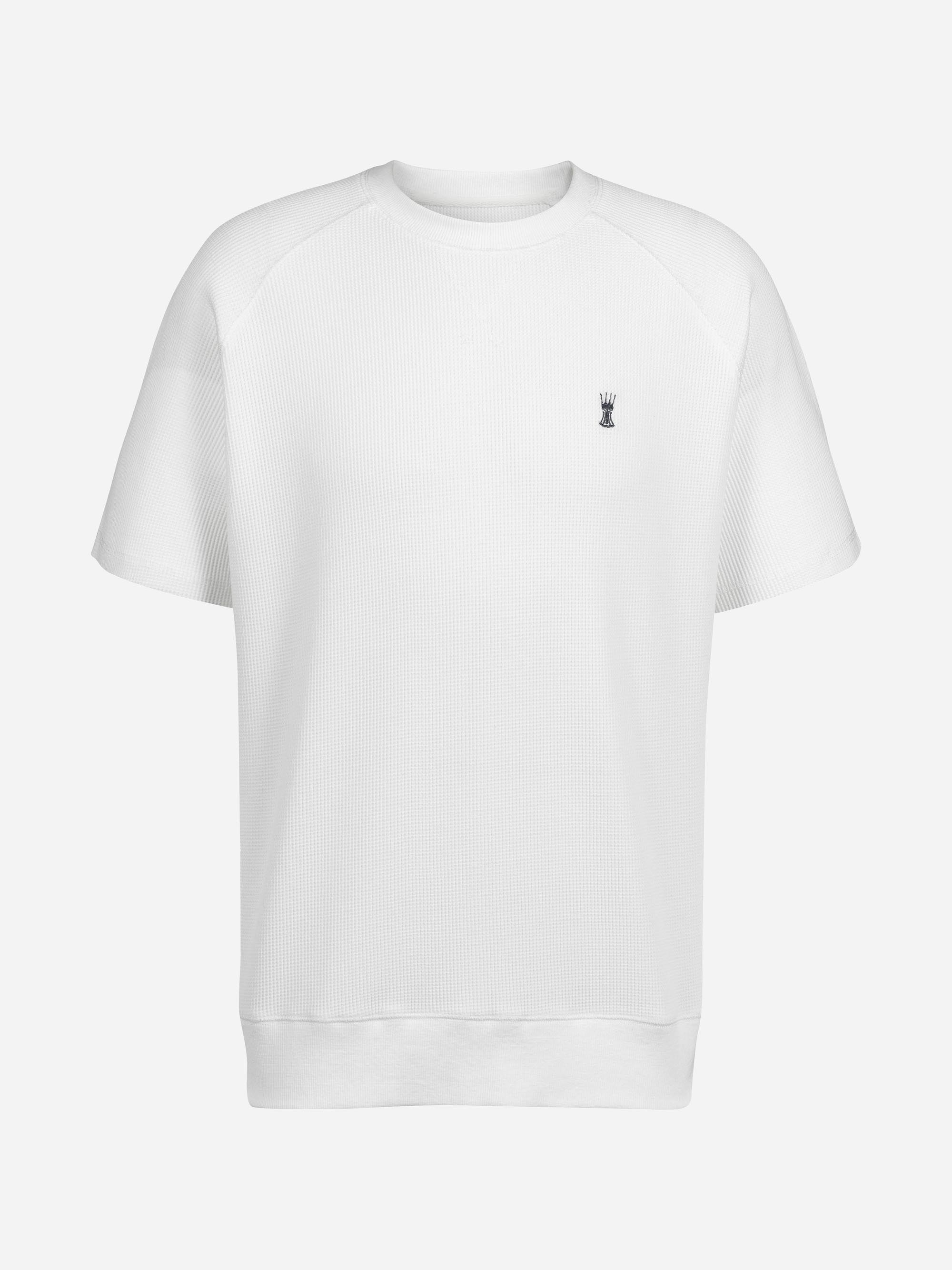 Ein schlichtes weißes Kurzarm-Sweatshirt mit Rundhalsausschnitt und einem kleinen, schwarz gestickten Kronen-Logo auf der linken Brust auf weißem Hintergrund.