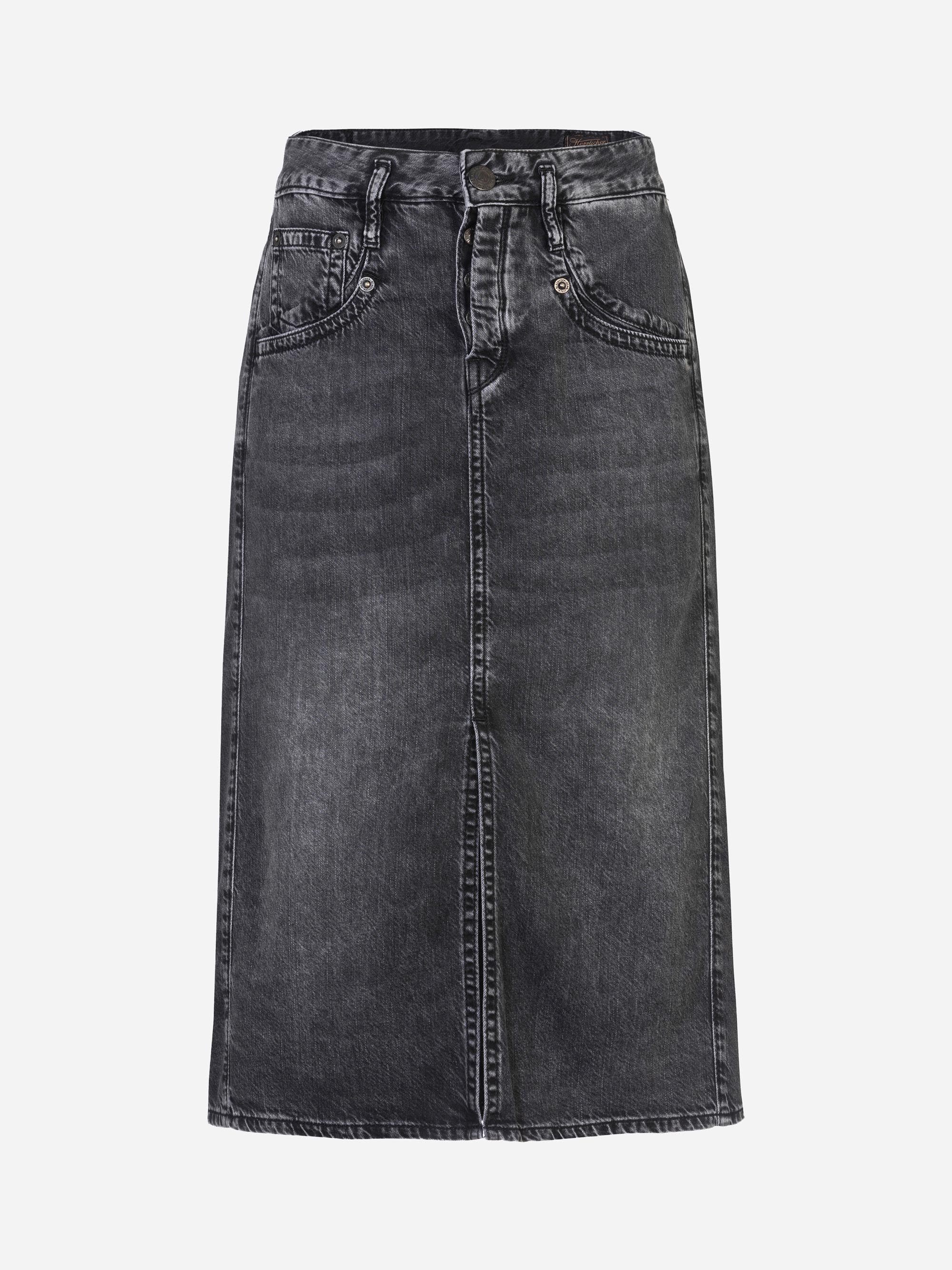 Ein Midirock aus schwarzem Denim mit hoher Taille, vorderem Schlitz, Gürtelschlaufen und Five-Pocket-Styling auf einem schlichten hellen Hintergrund.