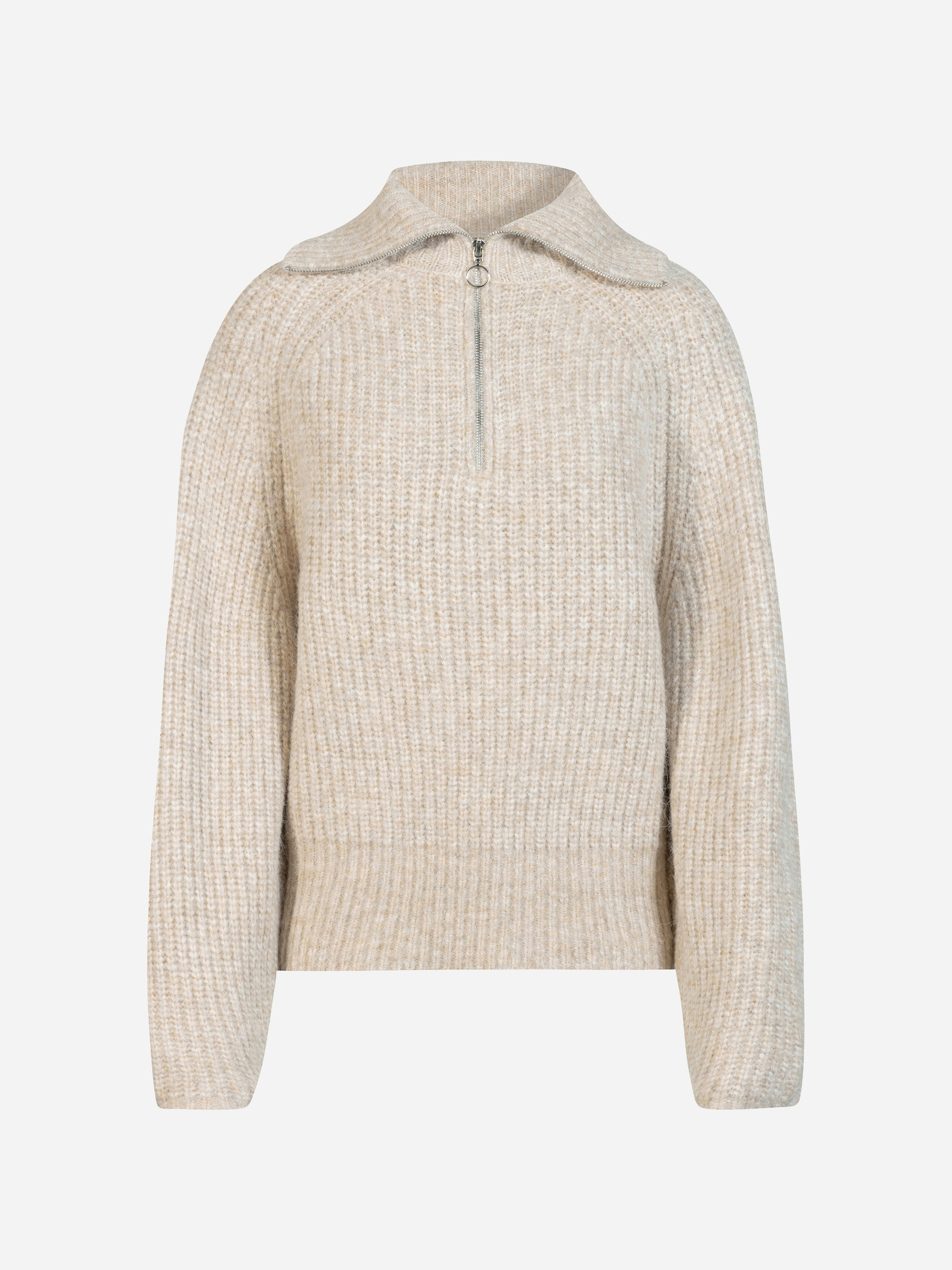 Beiger, gerippter Strickpullover mit langen Ärmeln, umgeschlagenem Kragen und einem silbernen Viertelreißverschluss am Halsausschnitt, präsentiert vor einem schlichten weißen Hintergrund.