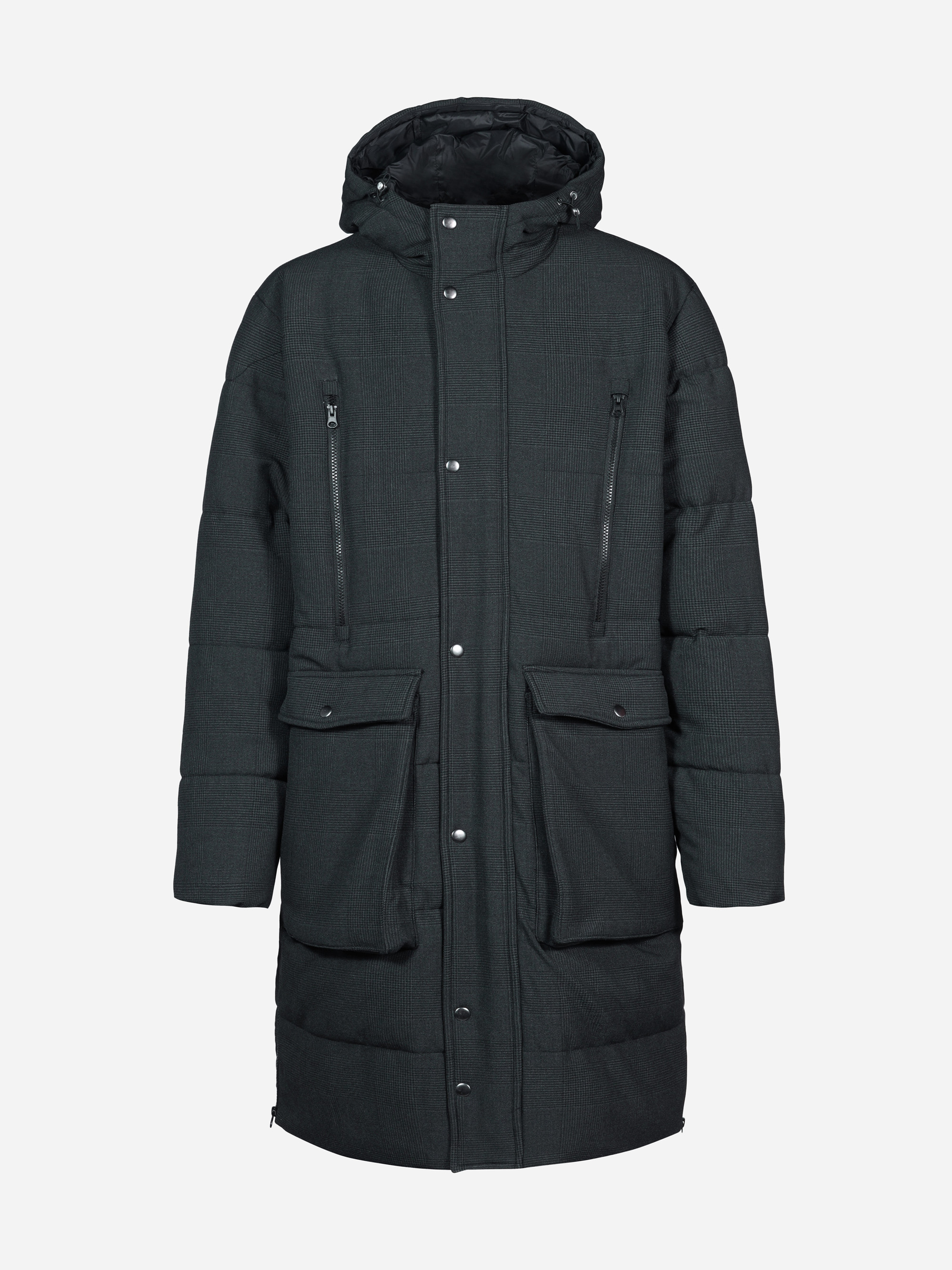 Ein langer, schwarzer, gefütterter Wintermantel mit Kapuze, zwei großen Pattentaschen auf der Vorderseite und zwei vertikalen Reißverschlusstaschen auf der Brust vor einem schlichten weißen Hintergrund.