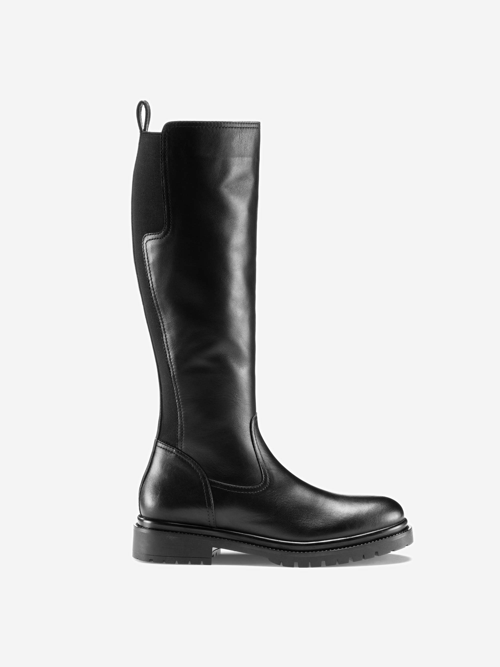Ein einzelner schwarzer, kniehoher Lederstiefel mit niedrigem Absatz, abgerundeter Spitze und einer Zuglasche an der Rückseite, dargestellt vor einem hellgrauen Hintergrund.