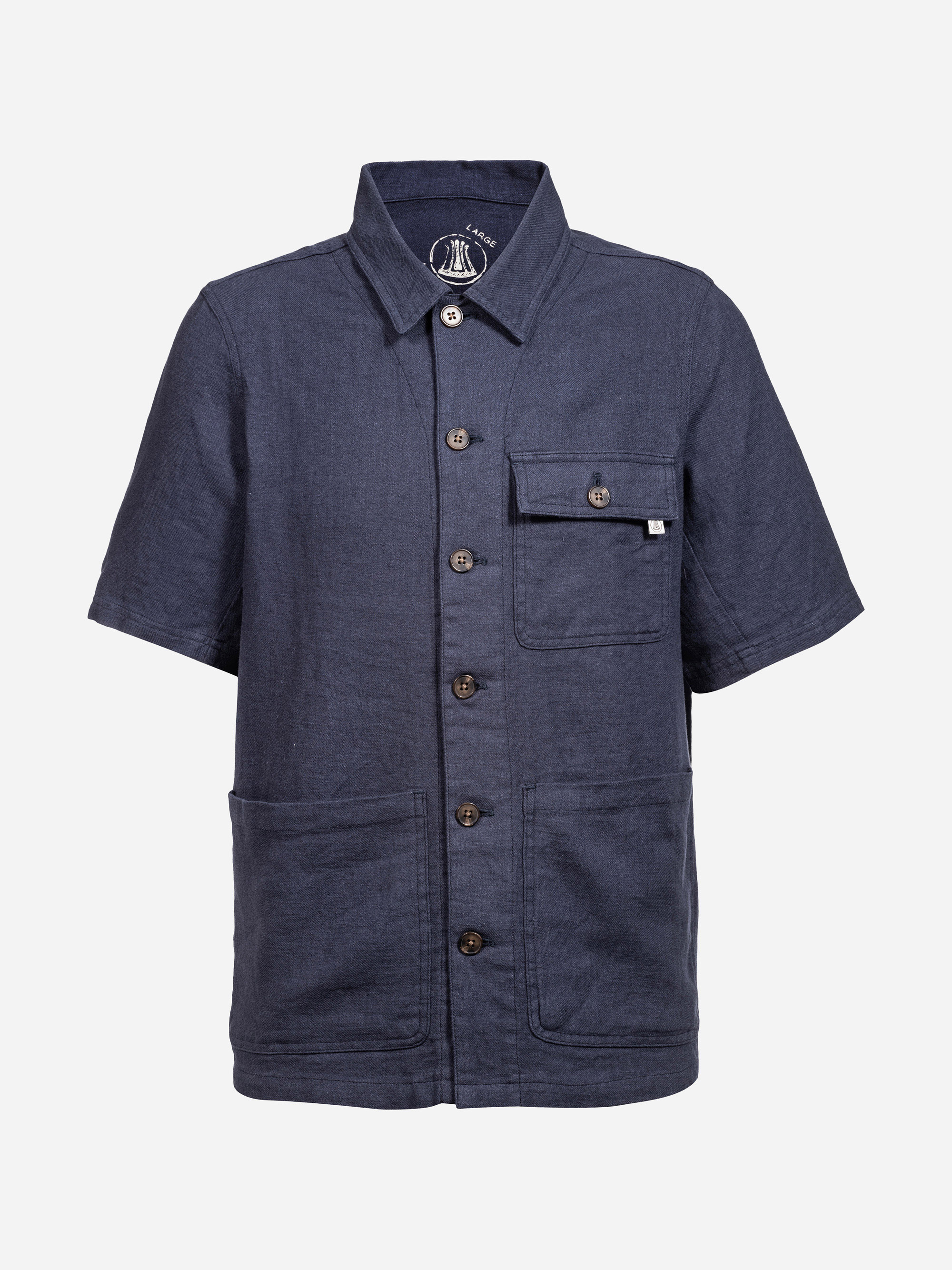 Marineblaues, kurzärmeliges Button-up-Hemd mit Kragen, Brusttasche mit Patte und zwei großen, unteren Vordertaschen auf einfarbig weißem Hintergrund.