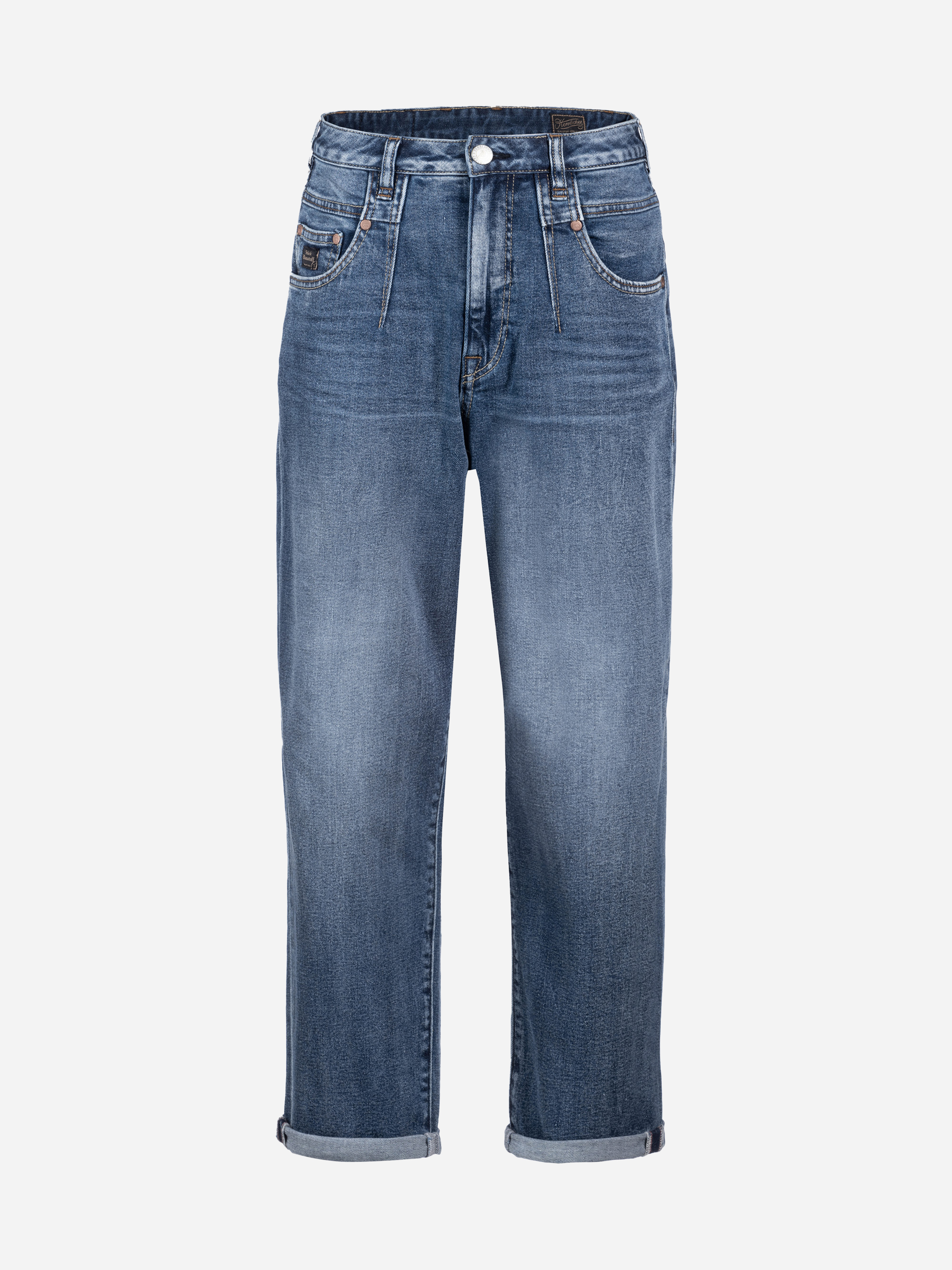 Ein Paar blaue Denim-Jeans mit hoher Taille, klassischem Five-Pocket-Design, aufgerollten Bündchen und dezentem Fading an den Oberschenkeln auf weißem Hintergrund.