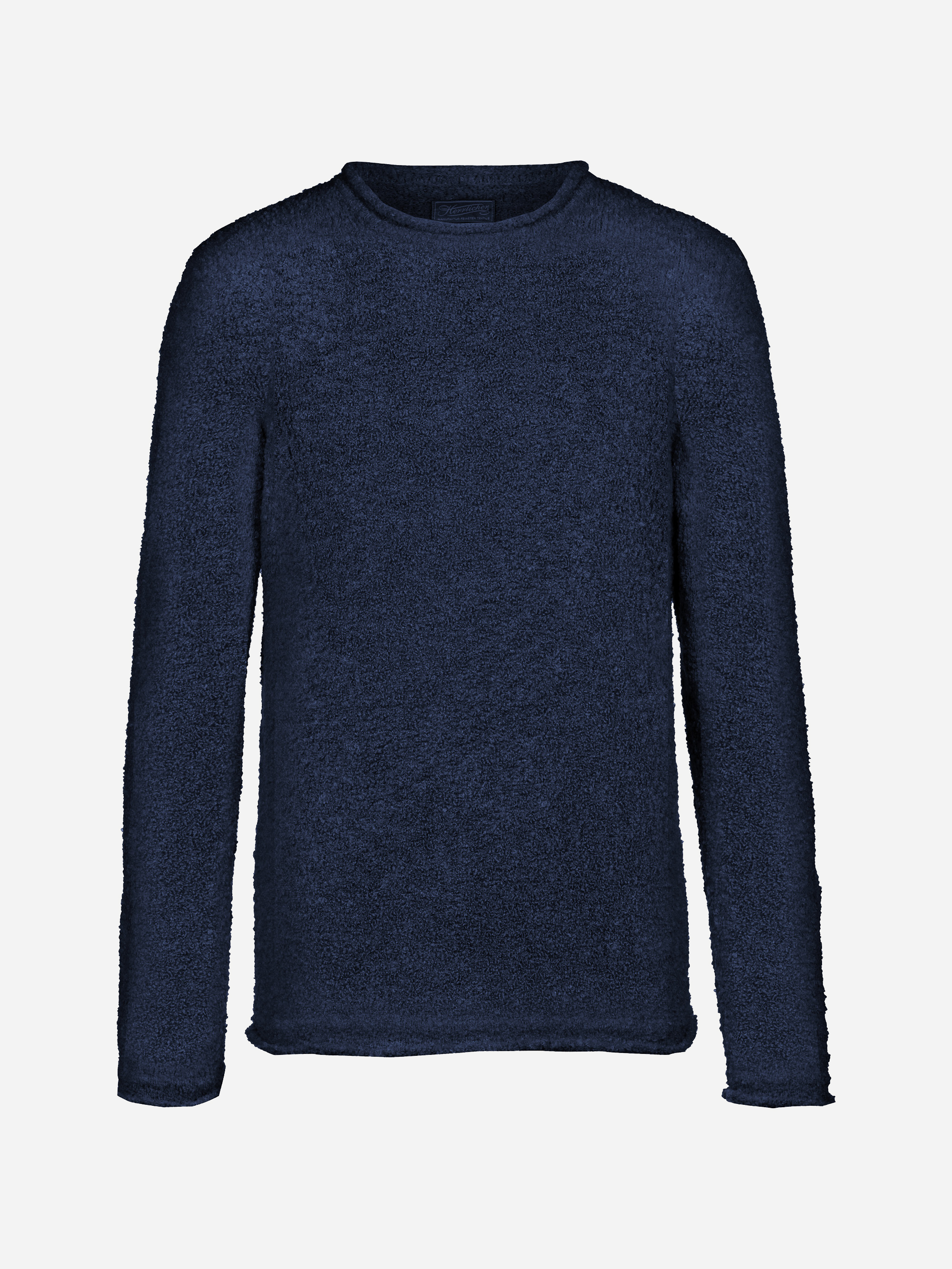 Ein schlichter, langärmeliger, marineblauer Pullover aus einem strukturierten, kuscheligen Stoff wird vor einem weißen Hintergrund präsentiert.