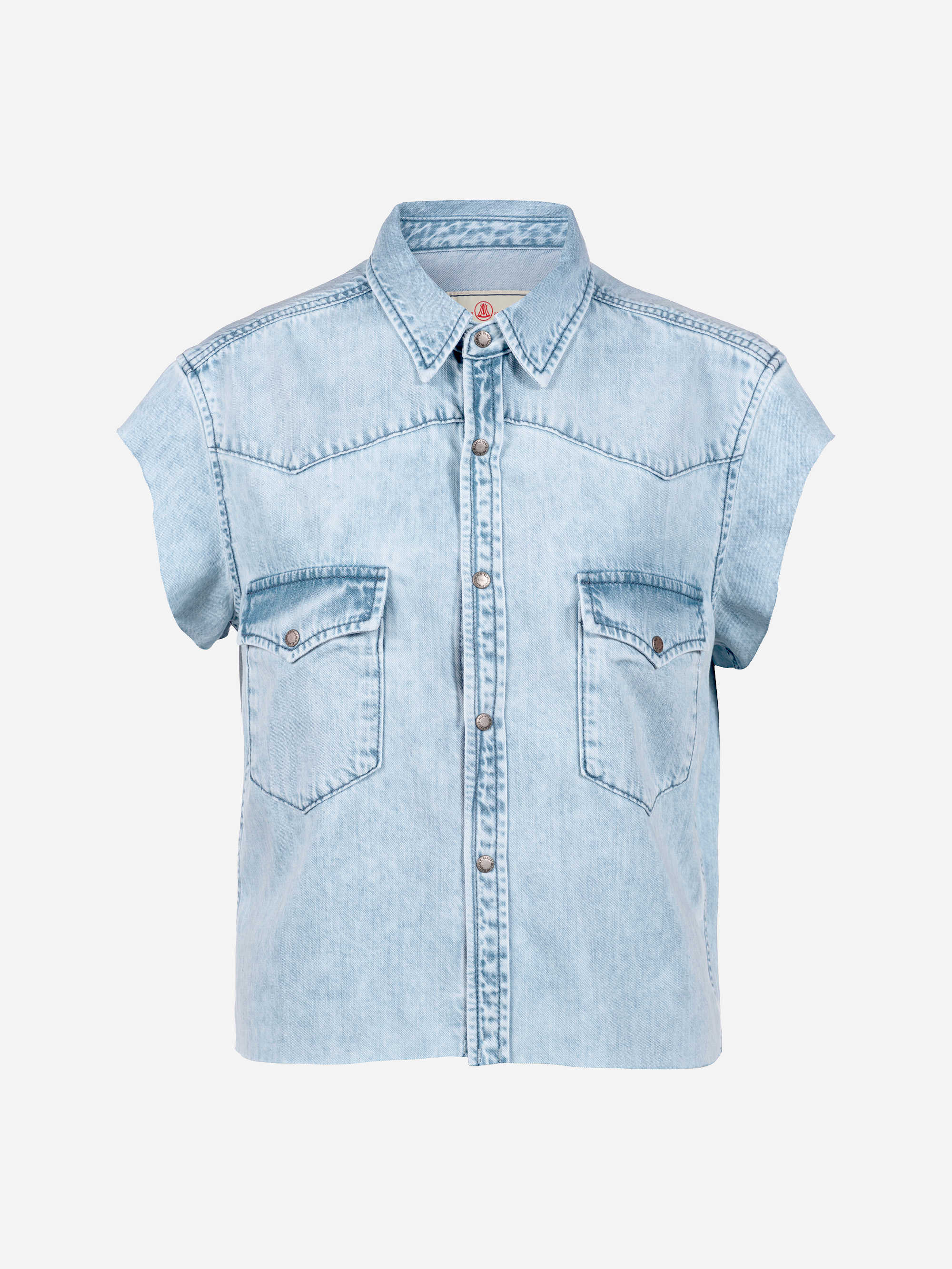 Ärmelloses hellblaues Jeanshemd mit Kragen, Knopfleiste und zwei Brusttaschen auf weißem Hintergrund.
