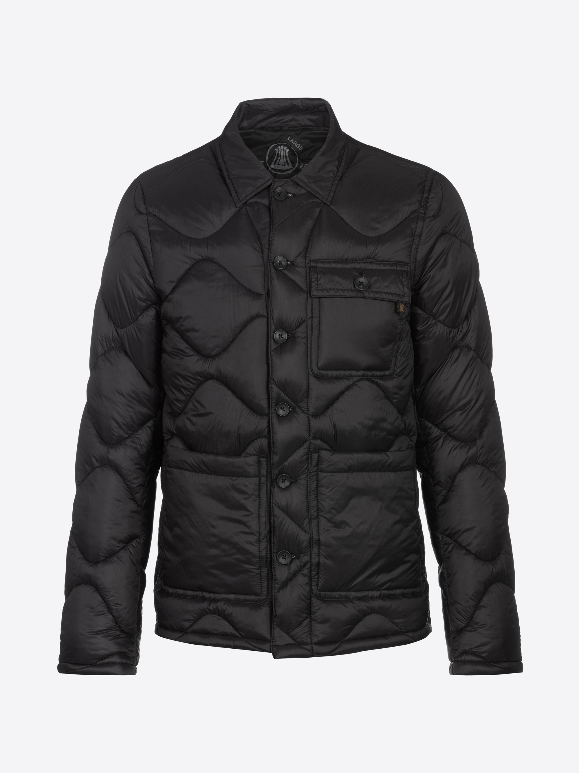 Schwarze gesteppte Pufferjacke mit geknöpfter Vorderseite, langen Ärmeln, einer Brusttasche mit geknöpfter Klappe und zwei Taschen auf der Vorderseite auf einem schlichten weißen Hintergrund.