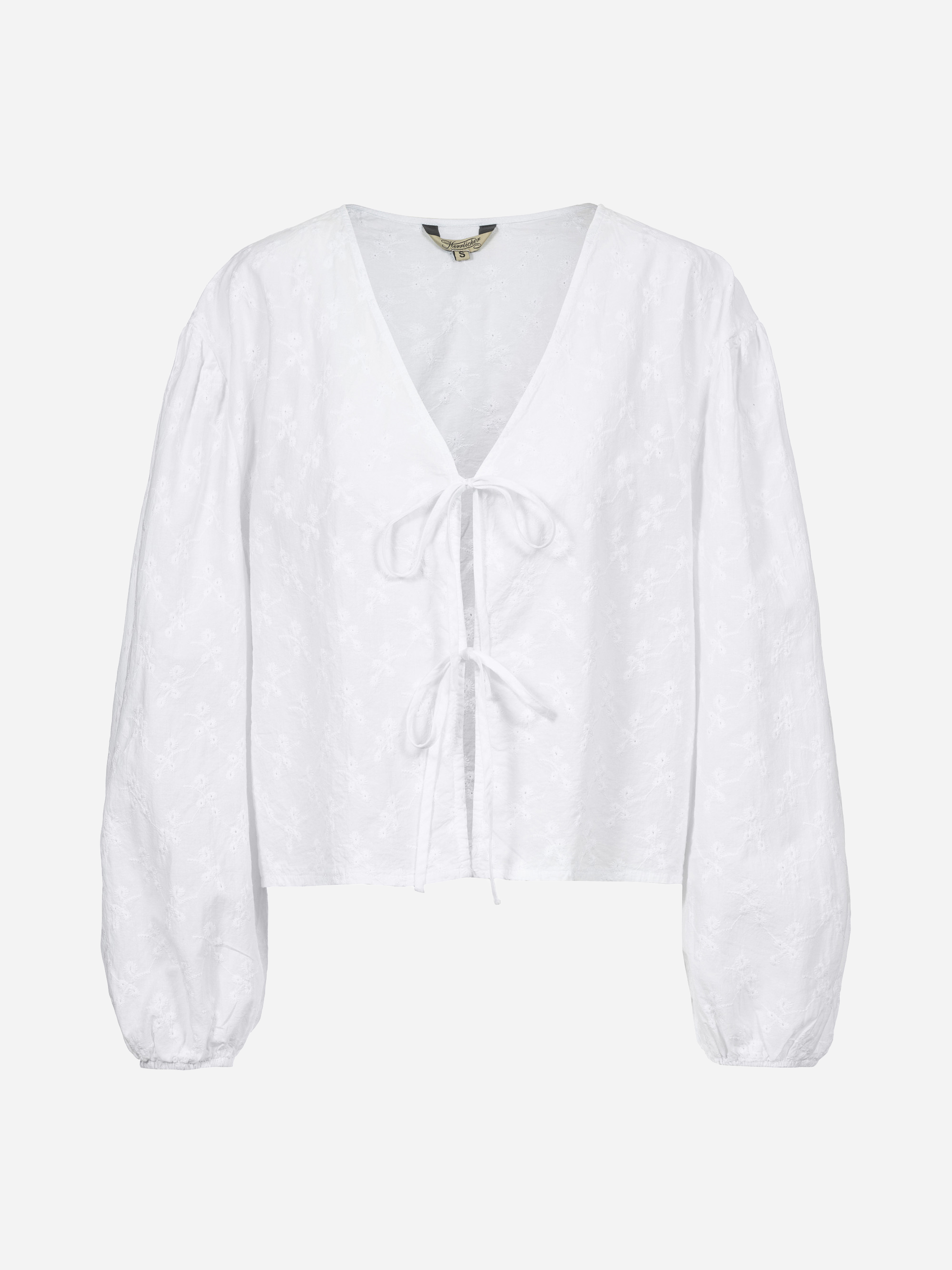 Weiße langärmelige Bluse mit V-Ausschnitt, dezenter Blumenstruktur und zwei Bindebändern vorne. Die Ärmel sind leicht gepufft und an den Manschetten gerafft.