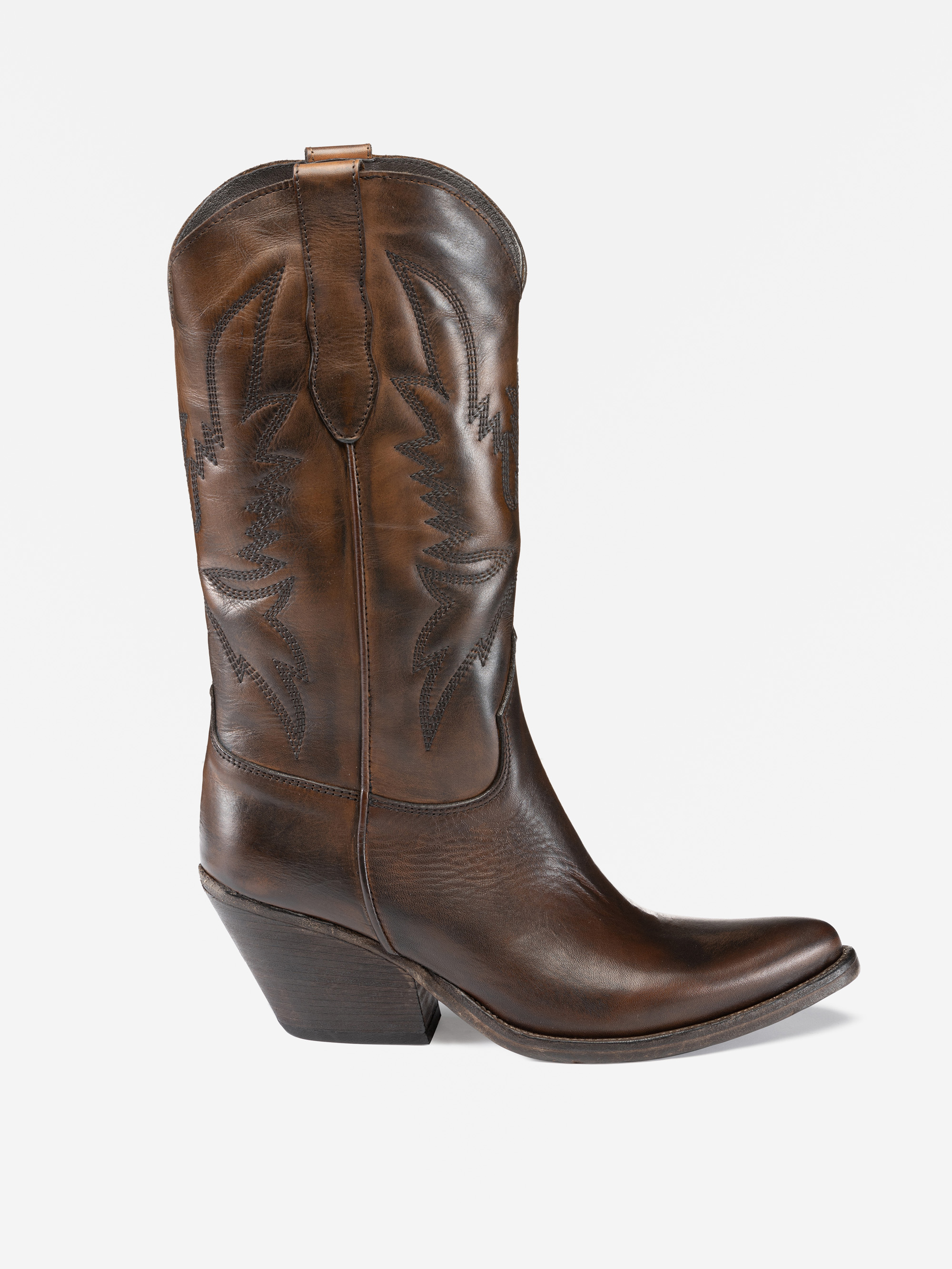 Ein einzelner Cowboystiefel aus braunem Leder mit Ziernähten, einer spitzen Spitze und einem gestapelten, schrägen Absatz, abgebildet auf einem schlichten weißen Hintergrund.