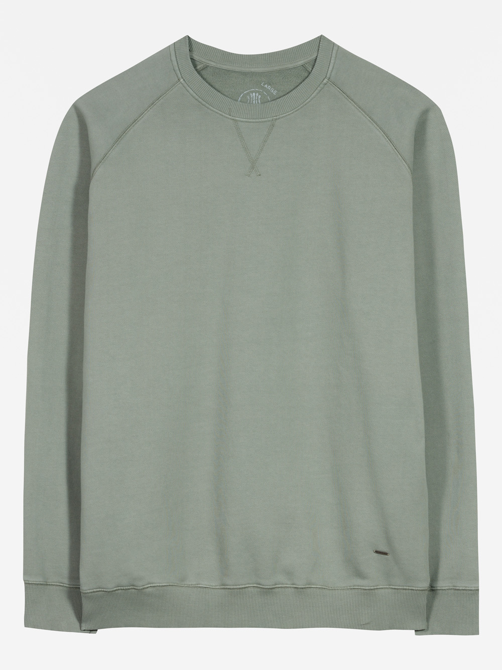 Ein schlichtes salbeigrünes Sweatshirt mit Rundhalsausschnitt, langen Ärmeln, gerippten Bündchen und Saum sowie einem kleinen gestickten Detail am Halsausschnitt. Der Hintergrund ist weiß.