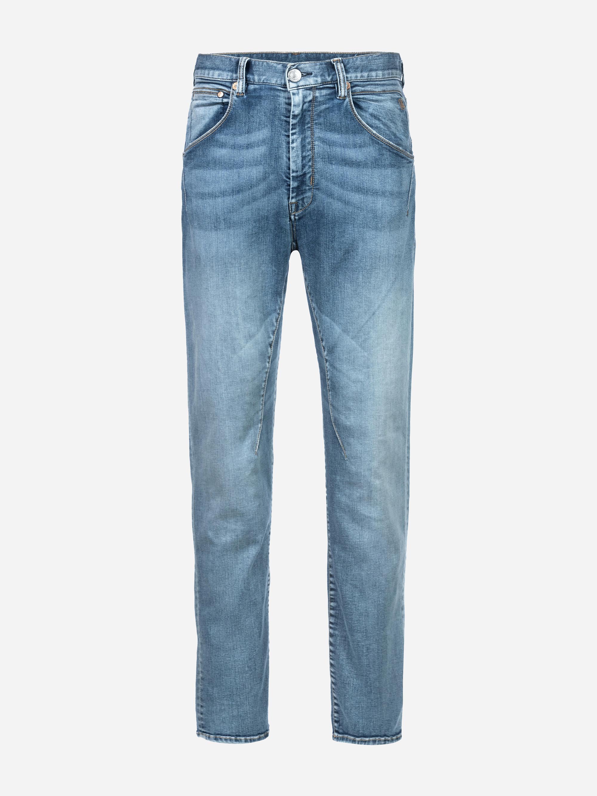 Ein Paar blaue Denim-Jeans mit geradem Bein, leichter Ausbleichung an den Oberschenkeln und Knien sowie Vorder- und Gesäßtaschen, dargestellt vor einem weißen Hintergrund.