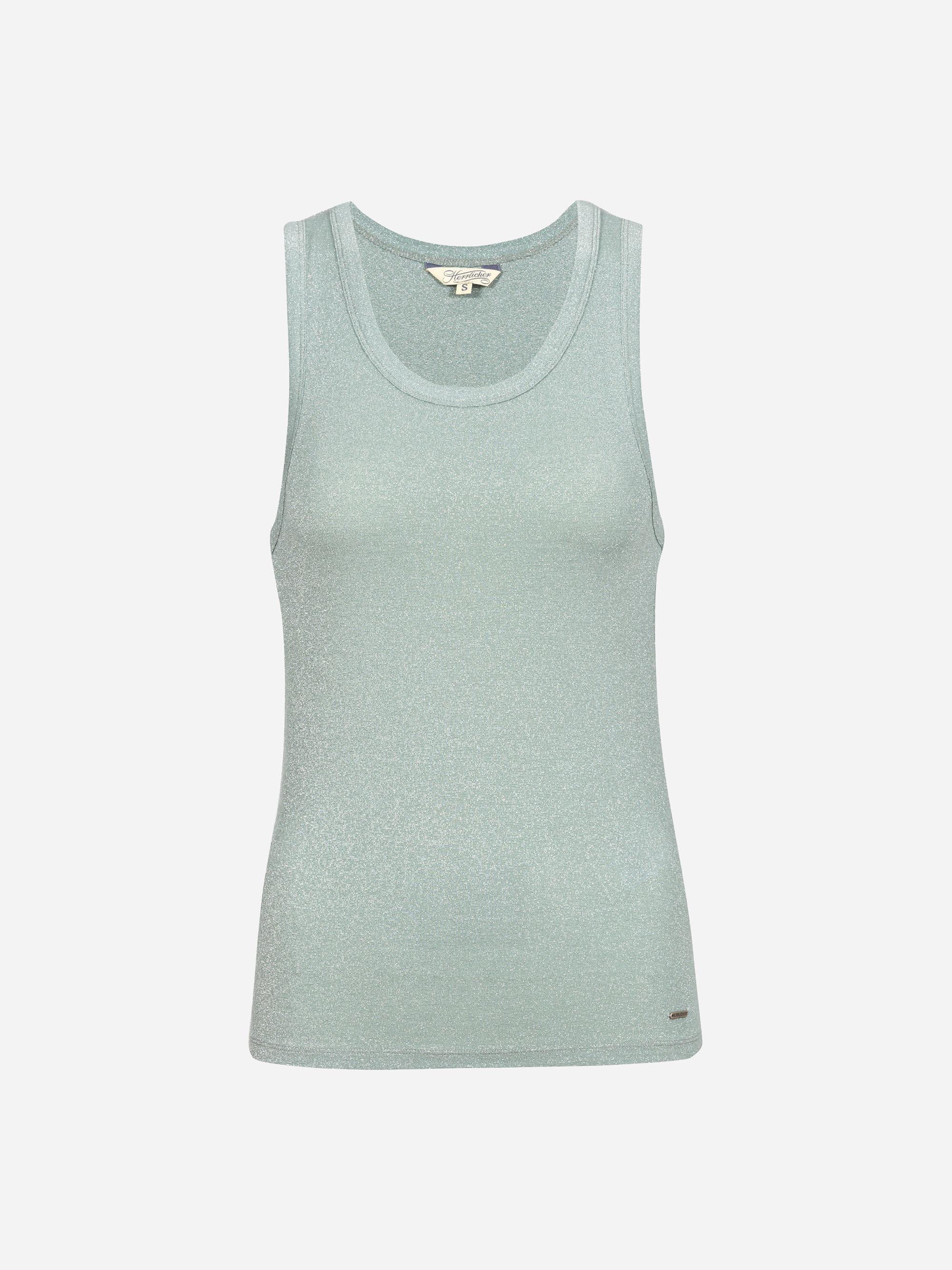 Hellblaues, ärmelloses Tank-Top mit Rundhalsausschnitt, abgebildet auf einem schlichten weißen Hintergrund. Der Stoff hat einen dezenten Schimmer, und am unteren Saum befindet sich ein kleines Metallic-Logo.