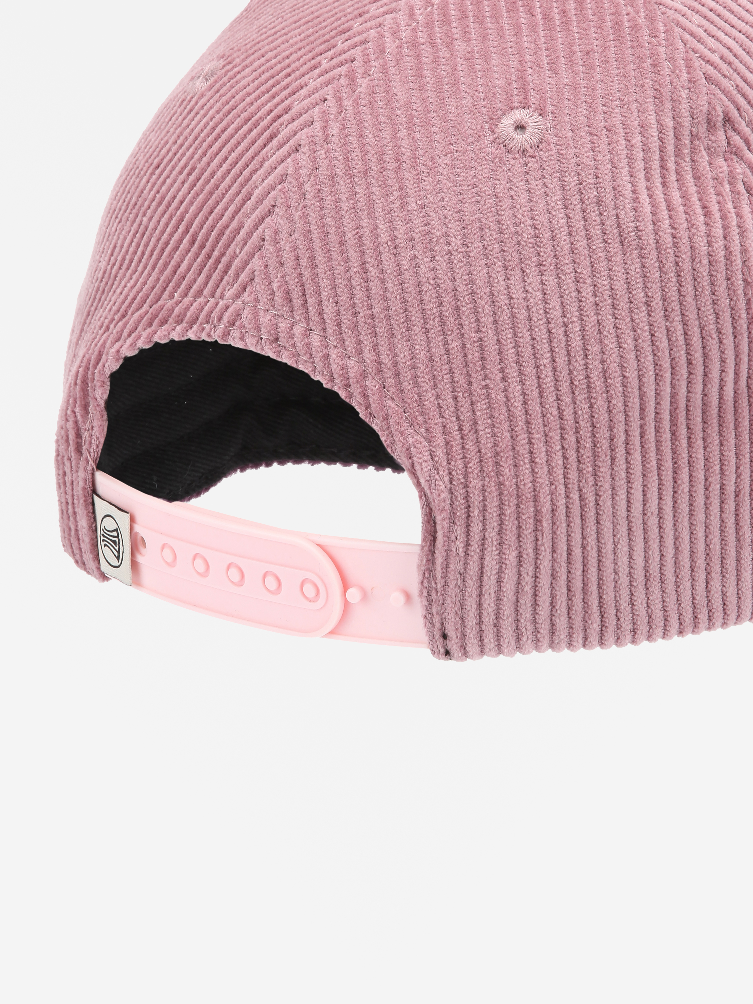 Nahaufnahme der Rückseite einer rosafarbenen Cord-Baseballmütze, die einen verstellbaren hellrosa Kunststoff-Schnappverschluss und ein kleines weißes Schild mit einem runden Logo zeigt.
