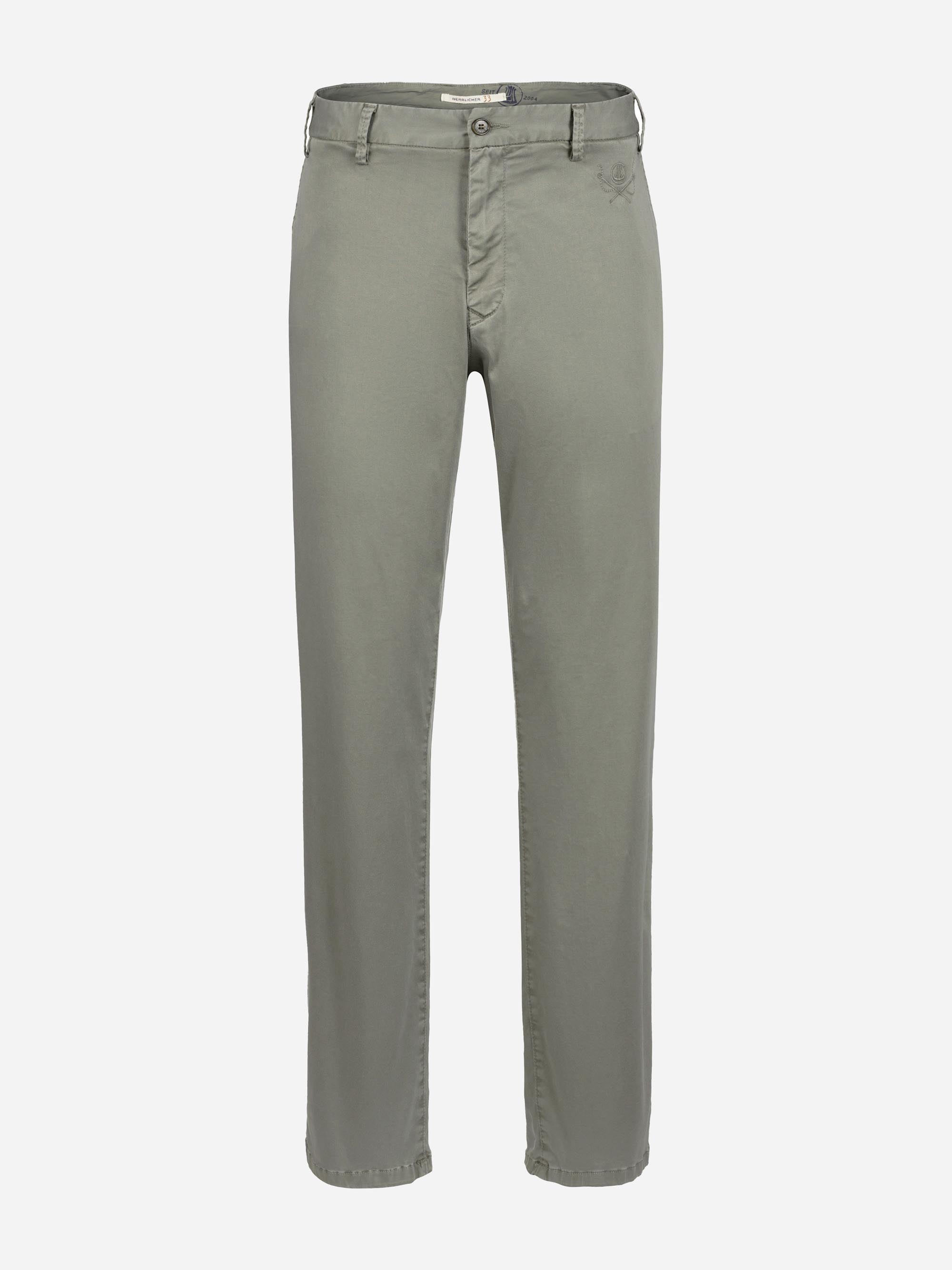 Eine olivgrüne Chinohose mit geradem Bein, Gürtelschlaufen, Knopf- und Reißverschluss, Vorder- und Gesäßtaschen auf einfarbig weißem Hintergrund.
