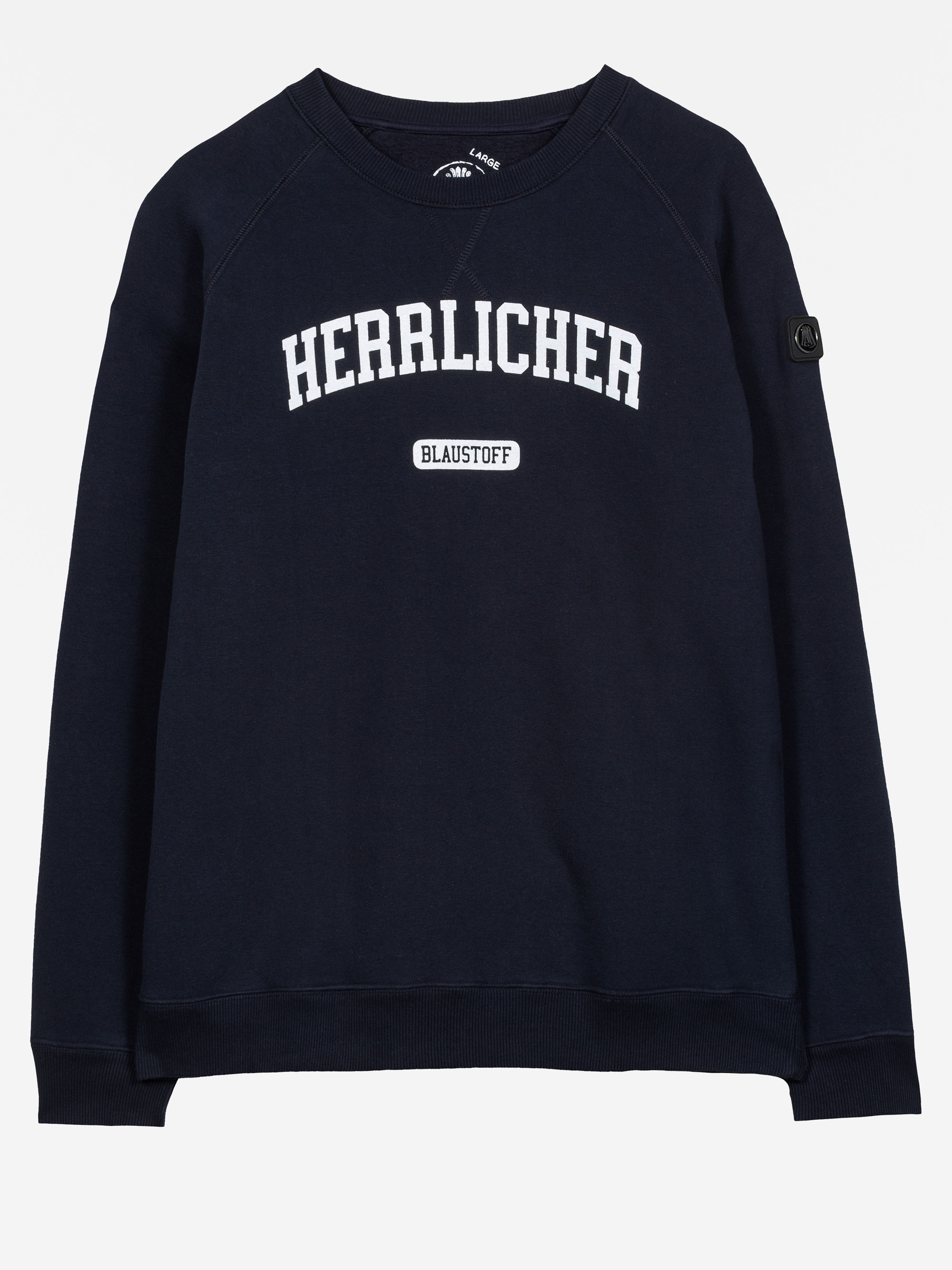 Ein marineblaues Sweatshirt mit Rundhalsausschnitt und weißer Aufschrift HERRLICHER und einem kleinen Label BLAUSTOFF darunter. Das Sweatshirt hat lange Ärmel und einen kleinen runden Logoaufnäher am linken oberen Ärmel.