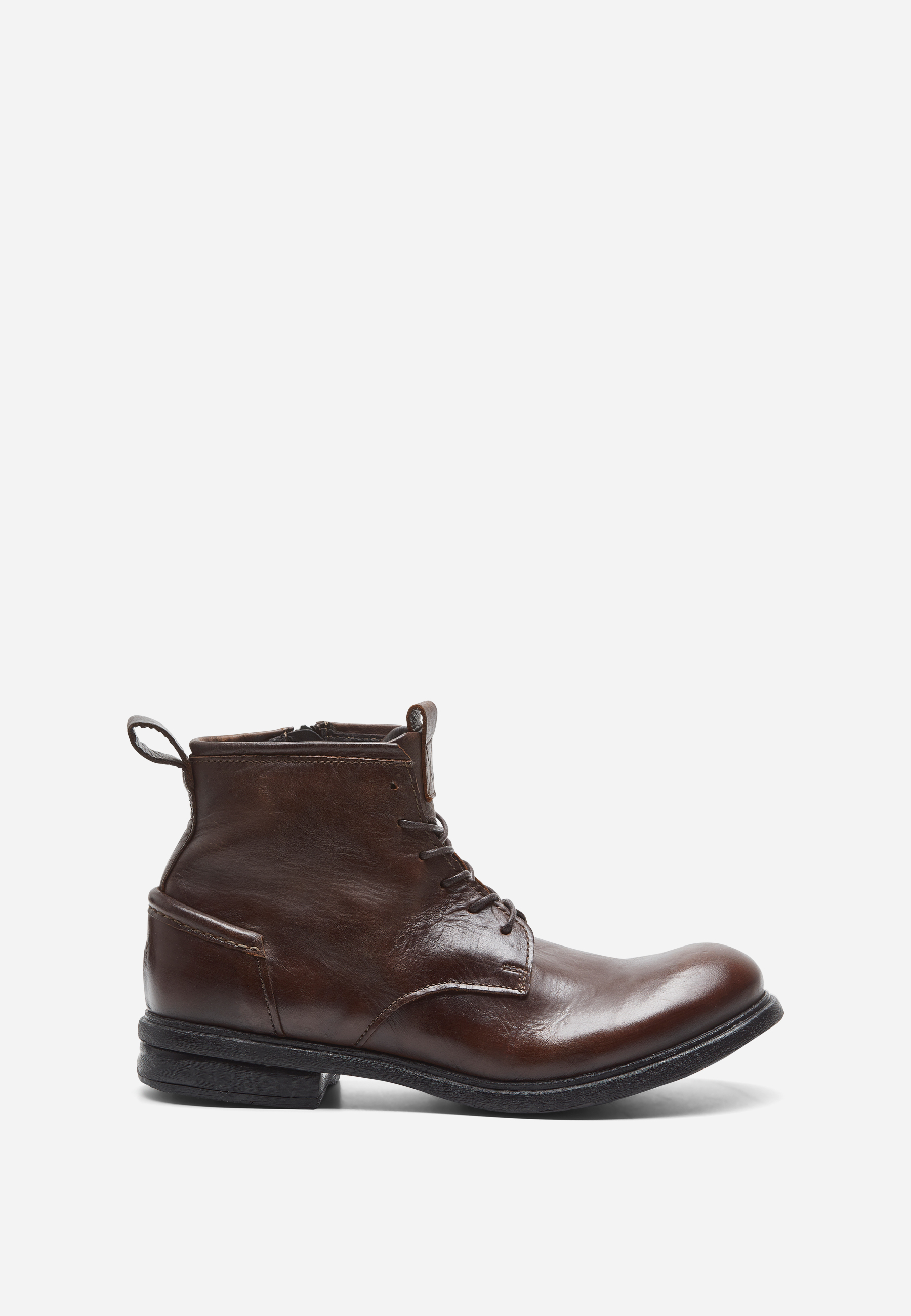 Eine einzelne dunkelbraune Lederschnürstiefelette mit niedrigem Absatz, schwarzer Sohle und einem seitlichen Reißverschluss, dargestellt auf einem schlichten weißen Hintergrund.