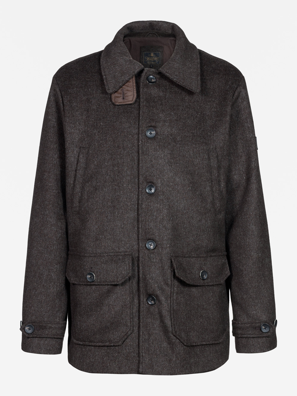 Eine dunkelbraune Wolljacke mit Kragen, Knopfverschluss vorne, zwei Brusttaschen und zwei unteren Pattentaschen mit Knöpfen, dargestellt auf einem schlichten weißen Hintergrund.