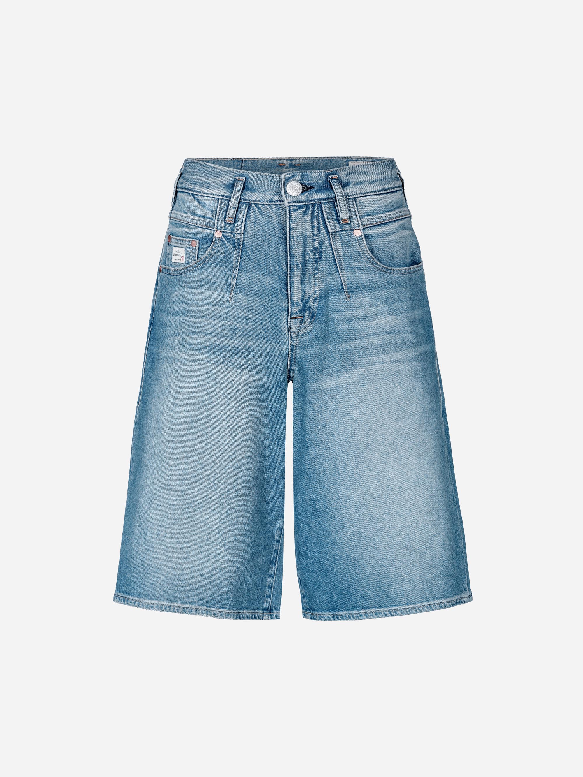 Hellblaue Bermuda-Shorts aus Denim mit hoher Taille, Vorder- und Gesäßtaschen, Gürtelschlaufen und Knopfleiste auf einfarbig weißem Grund.