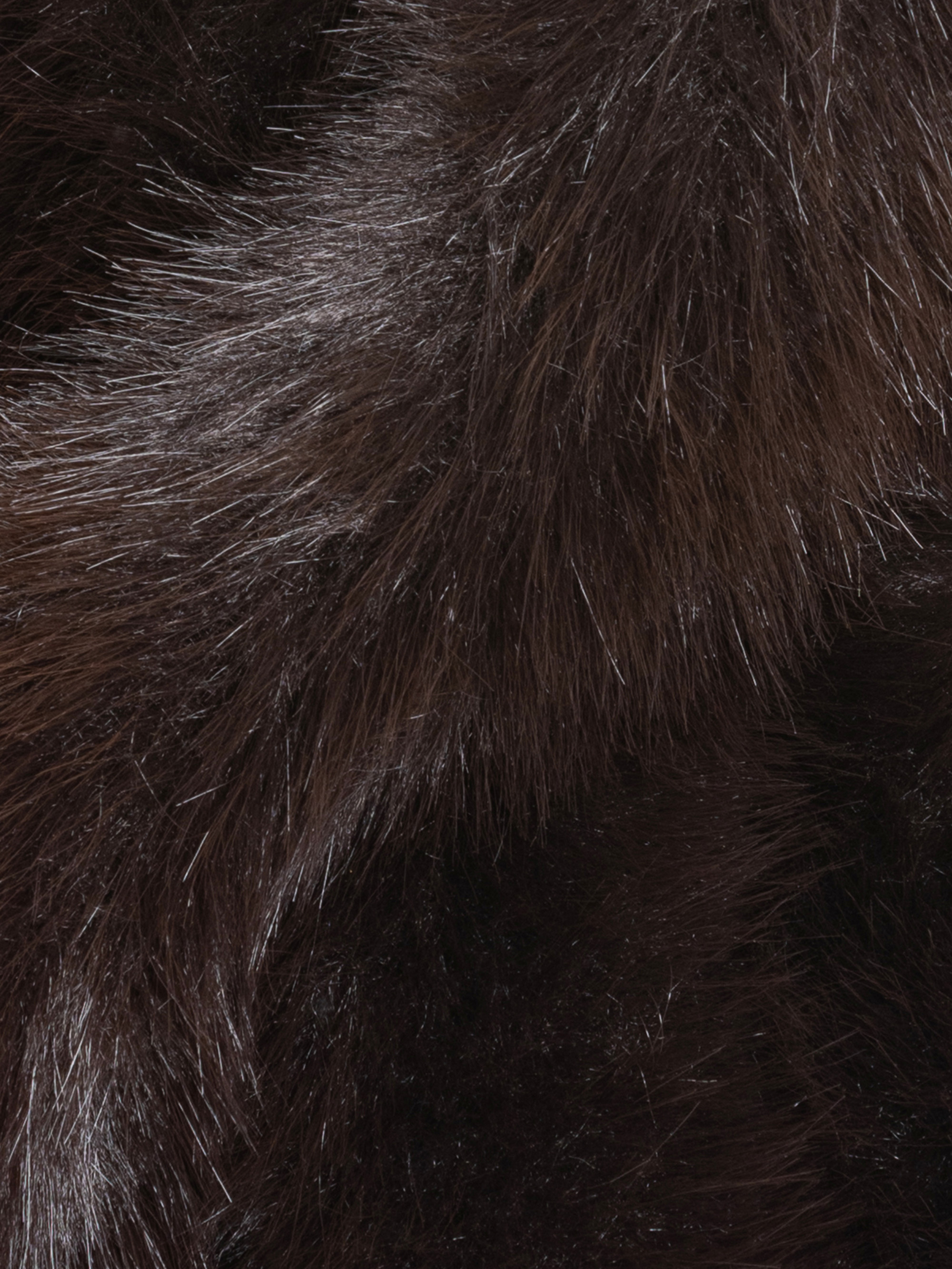 Nahaufnahme von dunkelbraunem, glänzendem Tierfell mit weichen, feinen Haaren und dezenten Glanzreflexen.