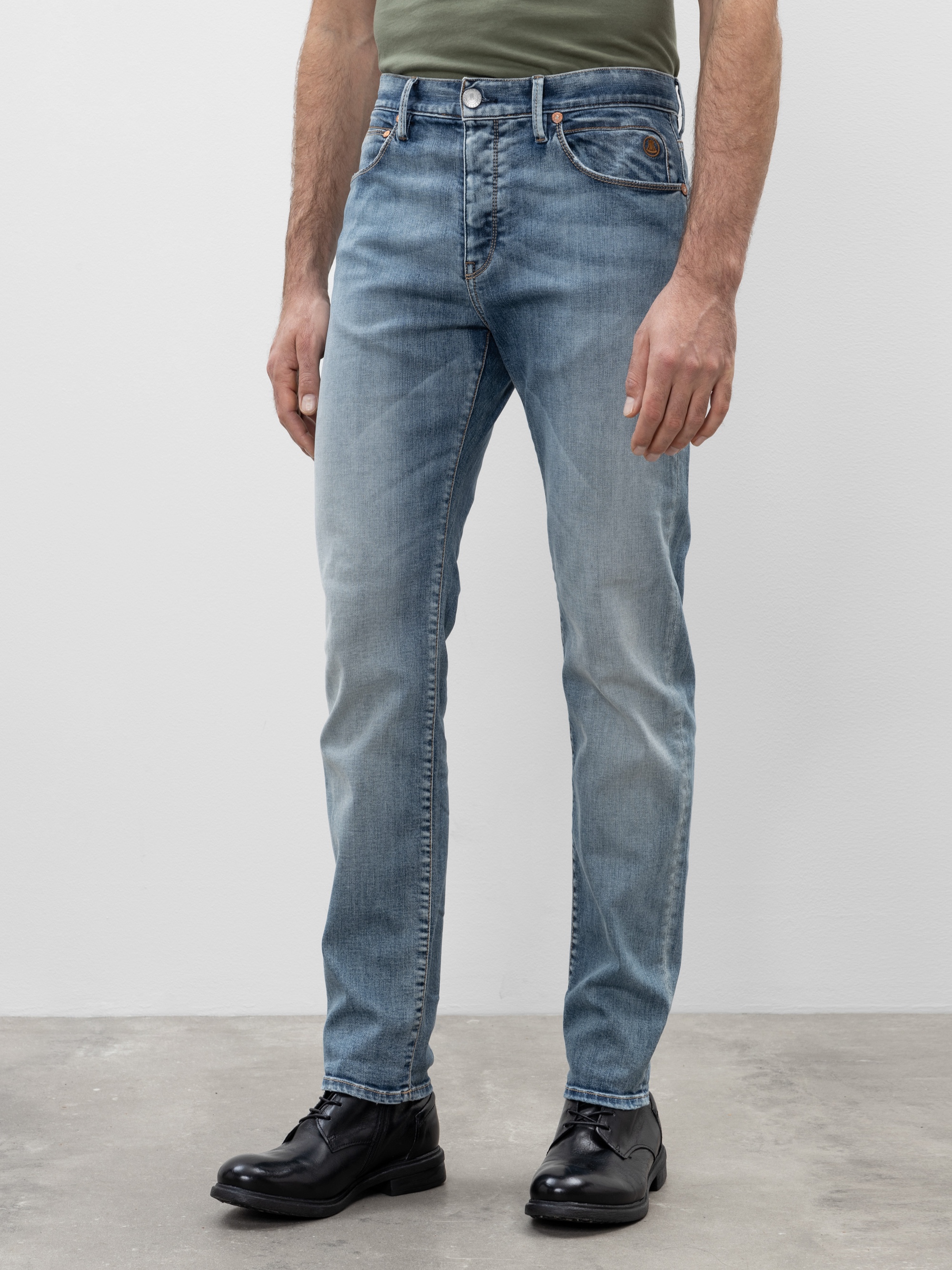 Ein Mann in blauen Jeans.