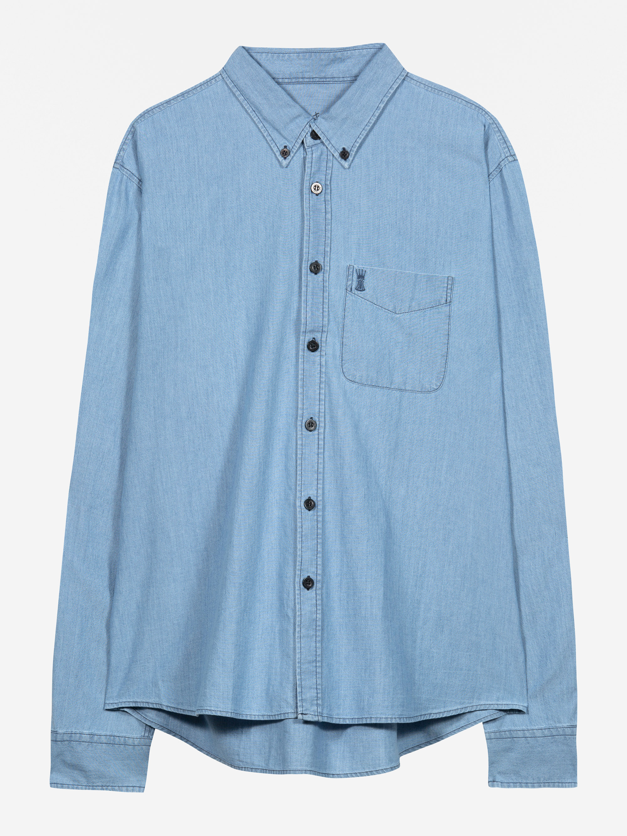 Ein hellblaues, langärmeliges Jeanshemd mit schwarzen Knöpfen, einem Button-Down-Kragen und einer einzigen Brusttasche auf weißem Hintergrund.
