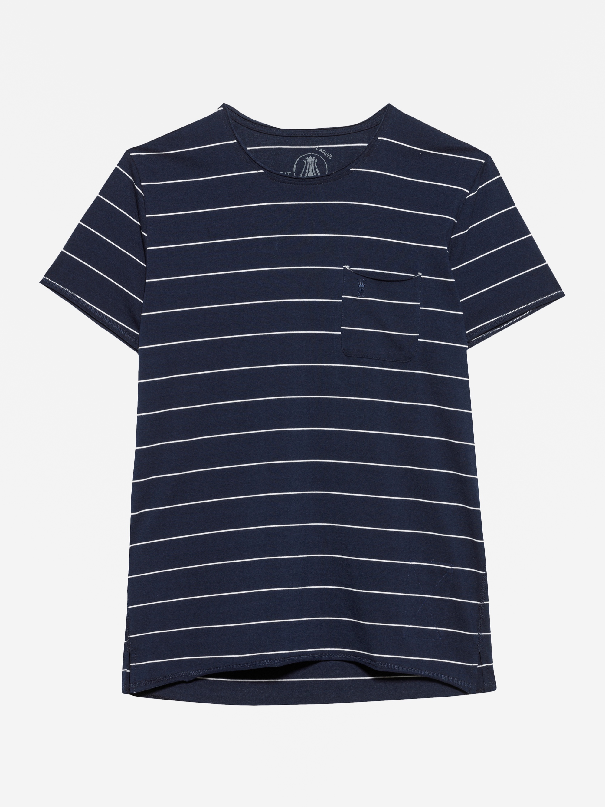 Ein marineblaues Kurzarm-T-Shirt mit dünnen weißen Querstreifen und einer kleinen Brusttasche auf der linken Seite, flach auf weißem Grund.