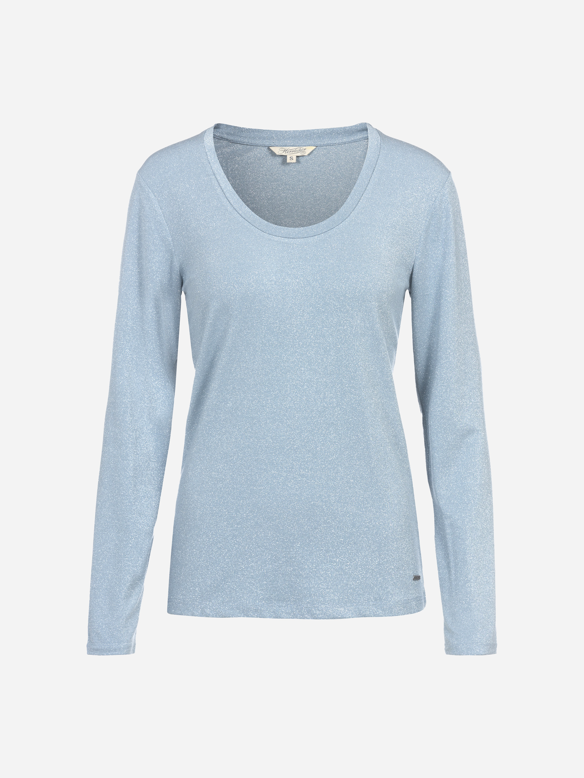 Hellblaues, langärmeliges Damenshirt mit Rundhalsausschnitt aus leicht schimmerndem Stoff auf einfarbig weißem Hintergrund.