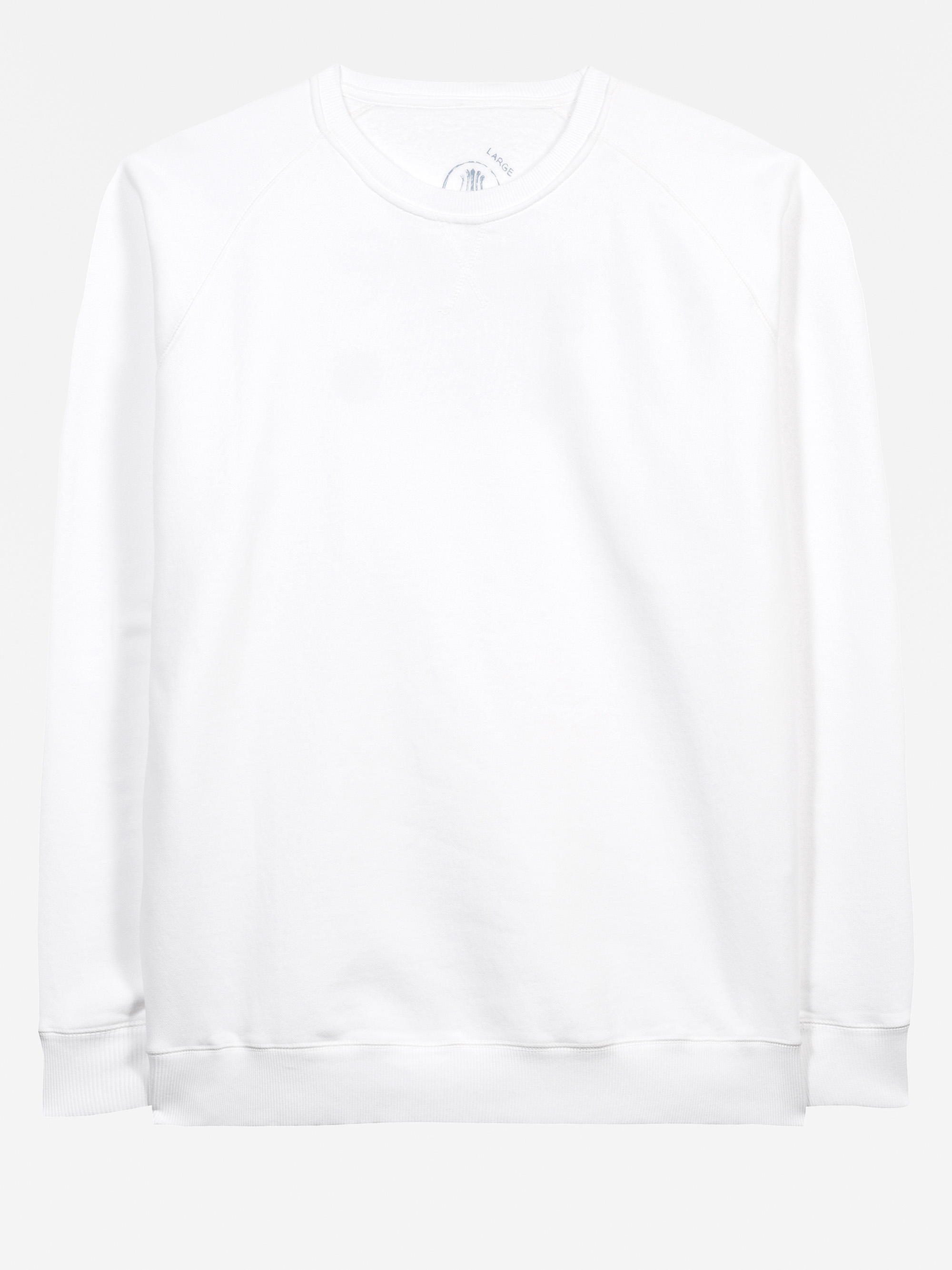 Ein schlichtes weißes Langarm-Sweatshirt mit Rundhalsausschnitt vor hellgrauem Hintergrund. Das Sweatshirt hat eine lockere Passform mit gerippten Bündchen und Saum.