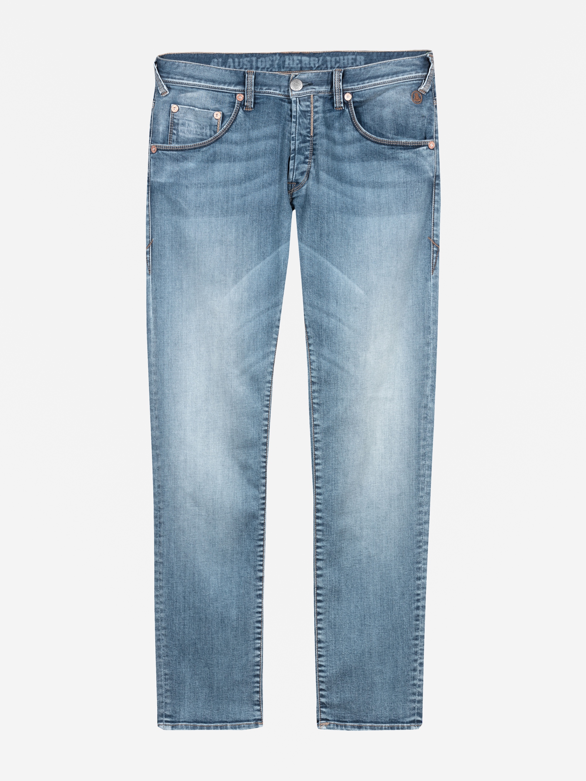 Ein Paar hellblaue Jeans mit geradem Bein, verblasster Waschung, Vorder- und Gesäßtaschen und sichtbaren Nähten, flach auf weißem Hintergrund gelegt.