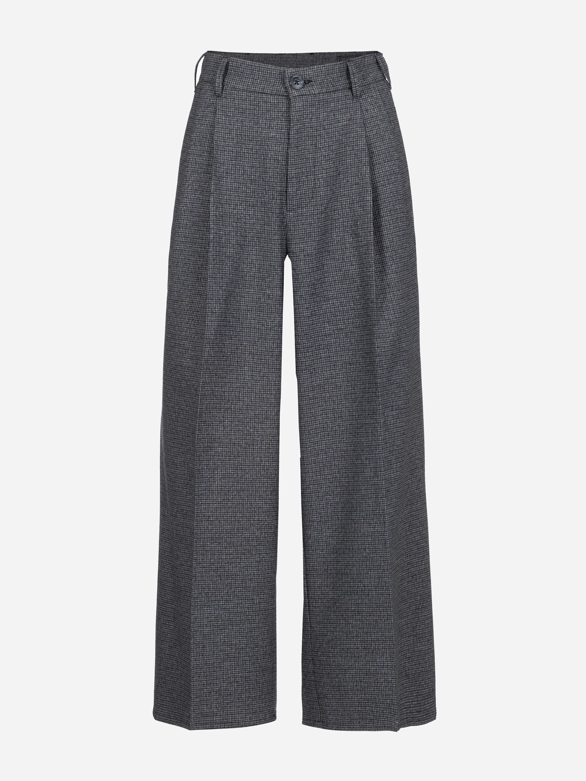 Graue Hose mit weitem Bein und hoher Taille, mit Falten auf der Vorderseite, Gürtelschlaufen, Knopf- und Reißverschluss und einem dezenten Strukturmuster auf weißem Grund.