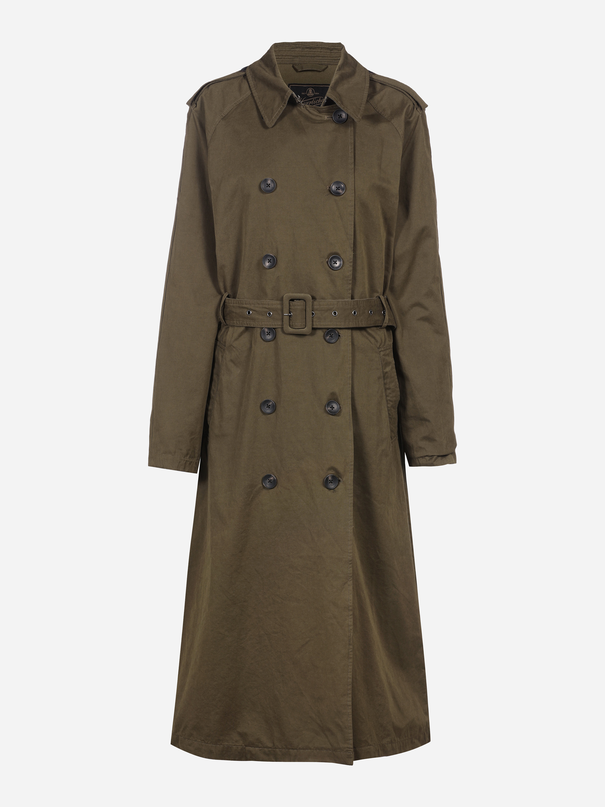 Ein langer, olivgrüner Trenchcoat mit Gürtel in der Taille, doppelreihigem Knopfverschluss und Schulterklappen auf weißem Grund.
