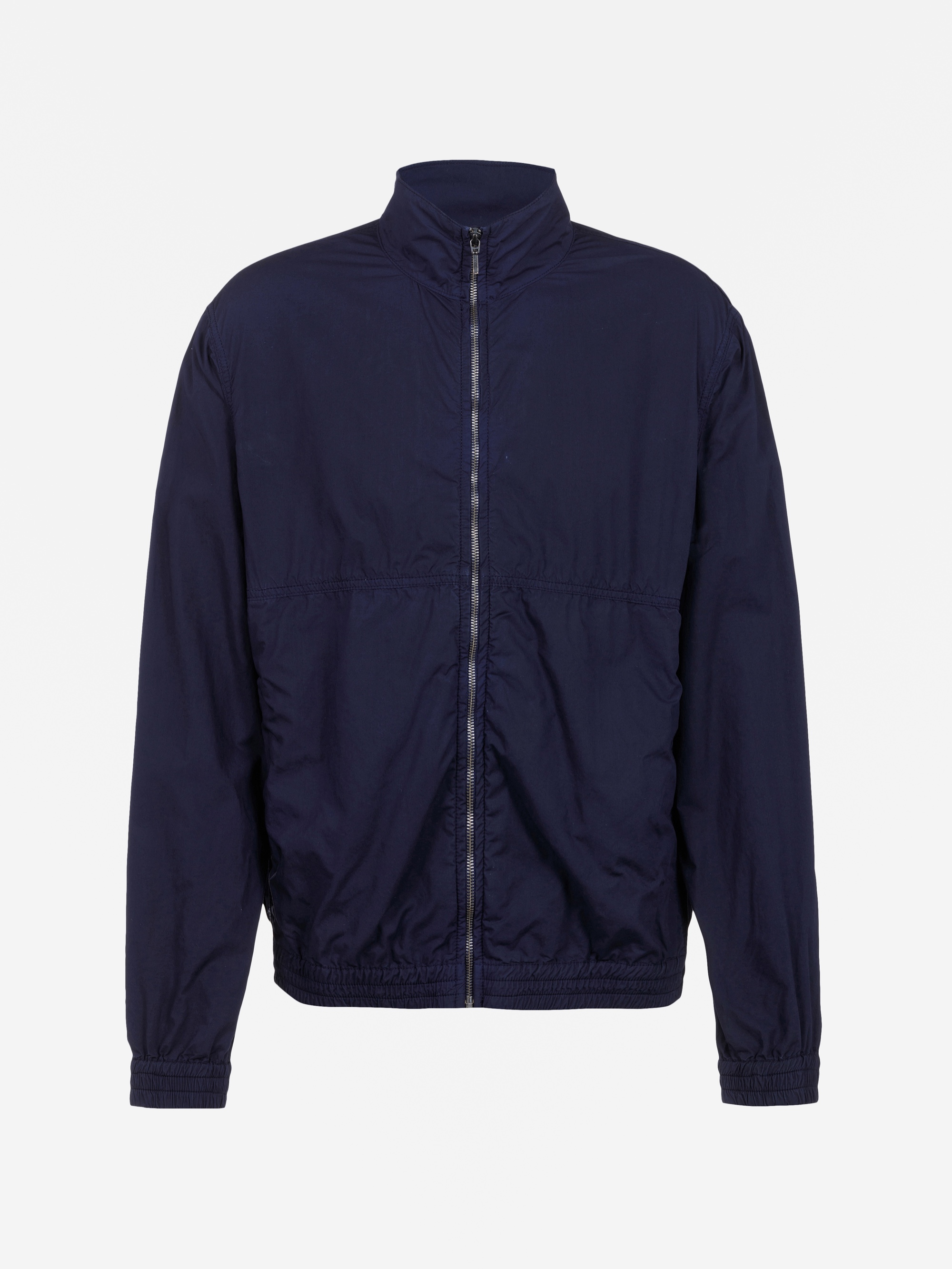 Eine marineblaue Jacke mit Reißverschluss, hohem Kragen, langen Ärmeln, elastischen Manschetten und Bund auf weißem Hintergrund.