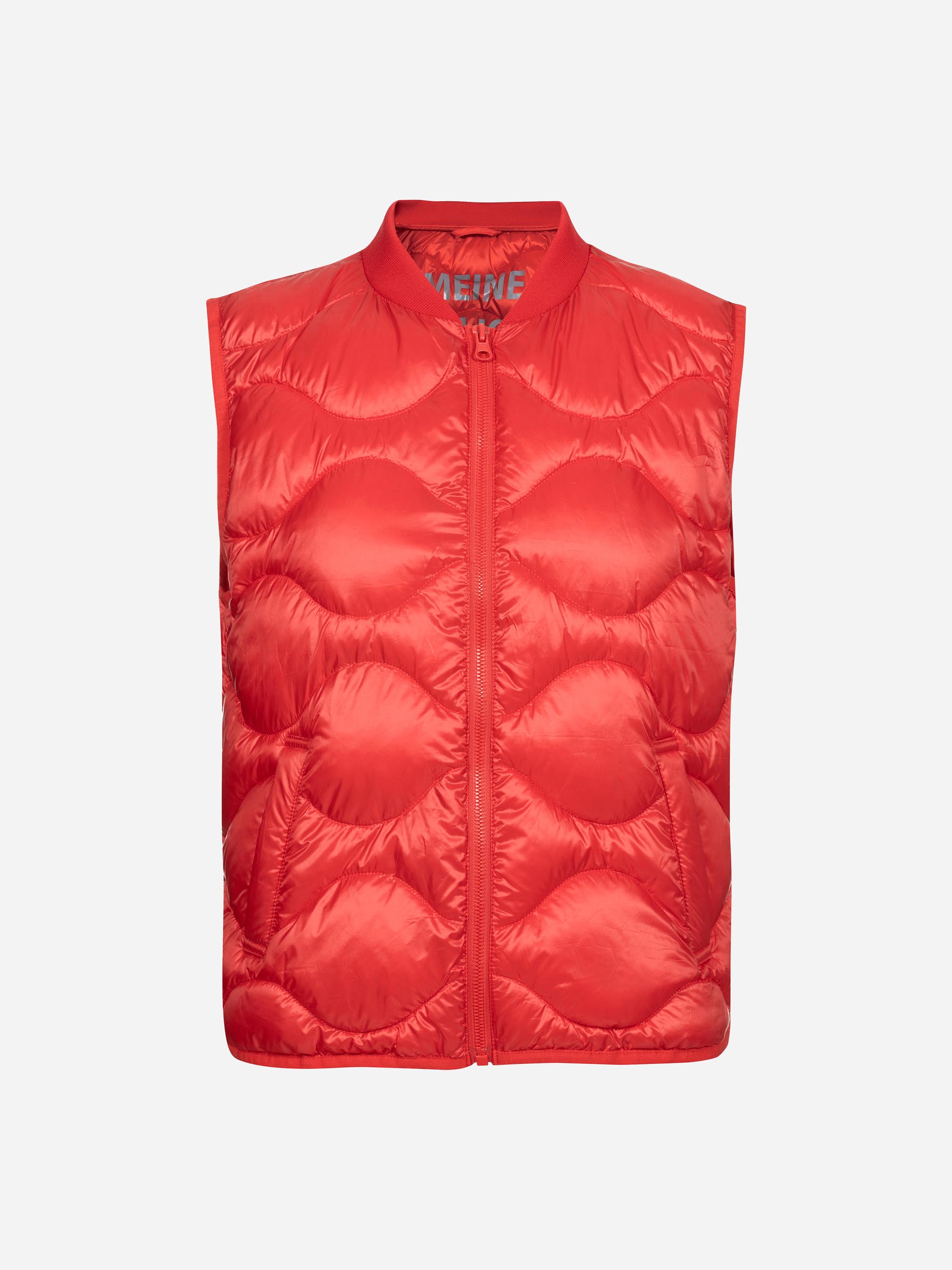 Ärmellose rote Pufferweste mit Frontreißverschluss und Steppmuster auf einfarbig weißem Hintergrund.