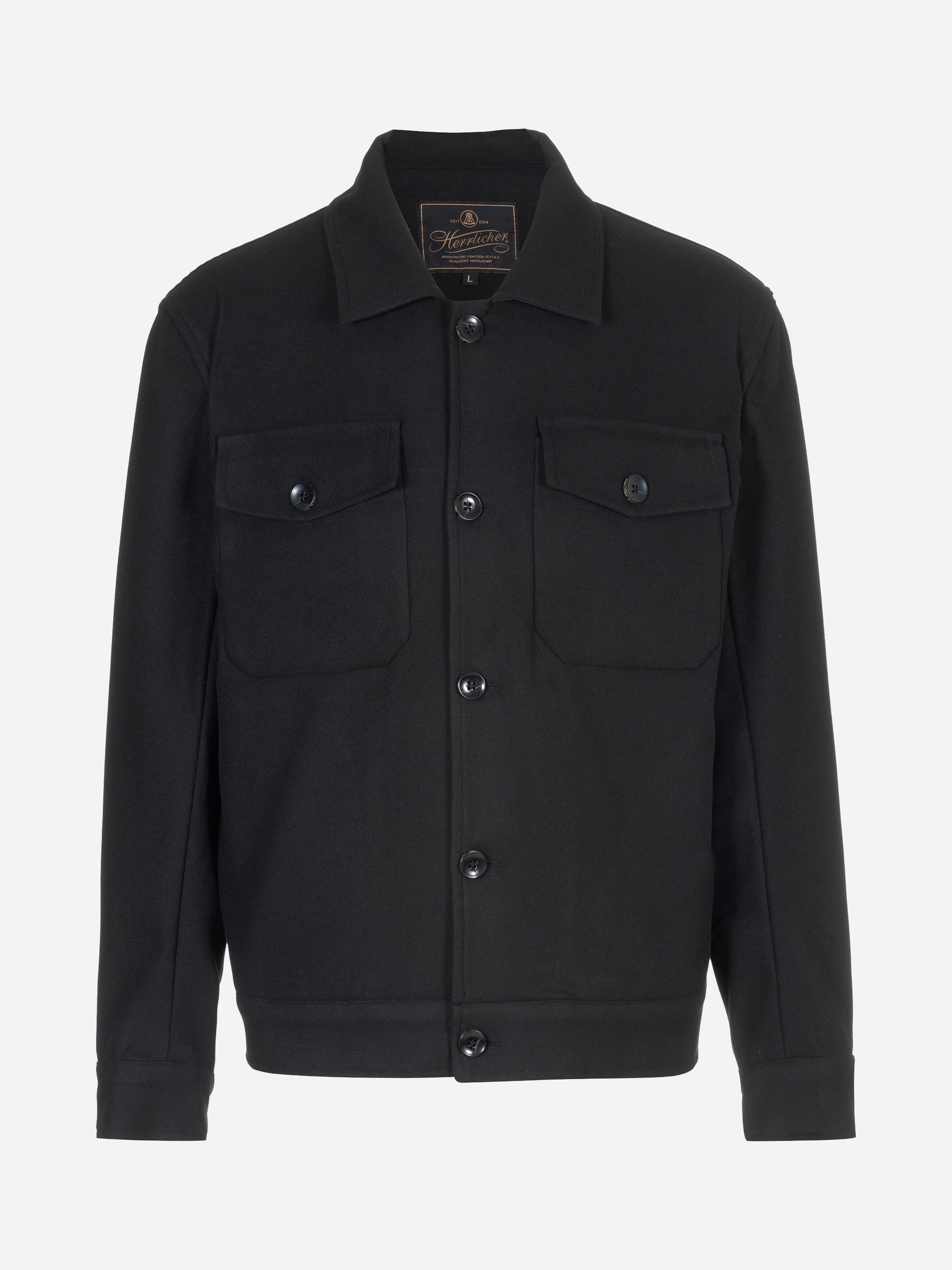 Schwarze Knopfjacke mit Kragen und zwei geknöpften Brusttaschen, abgebildet vor einem schlichten weißen Hintergrund. Die Jacke hat lange Ärmel mit geknöpften Manschetten und ein klassisches, minimalistisches Design.