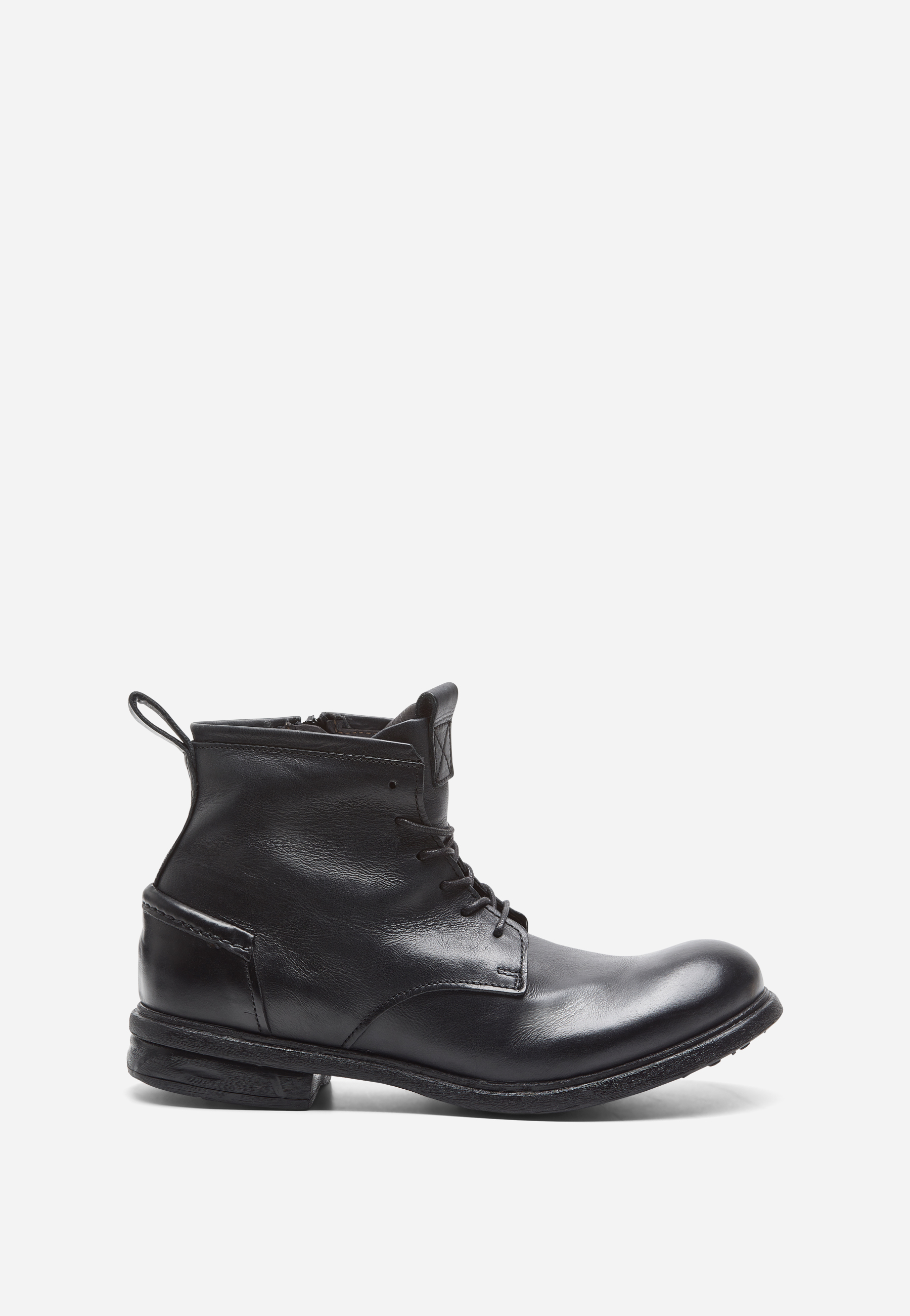 Schwarze Schnürstiefelette aus Leder mit abgerundeter Spitze, sichtbaren Nähten, seitlichem Reißverschluss, Zuglasche hinten und strukturierter Gummisohle auf weißem Grund.