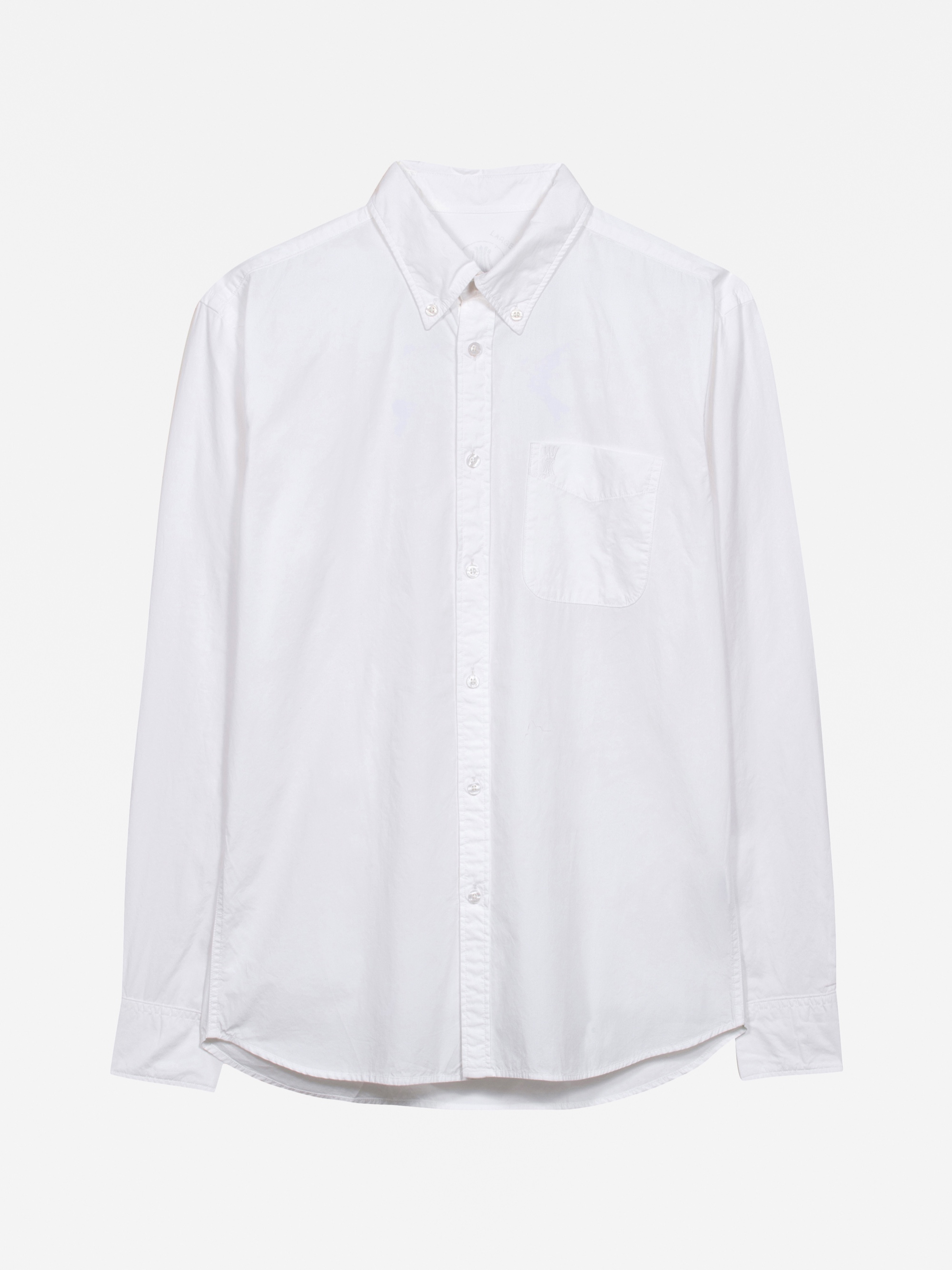 Ein schlichtes weißes, langärmeliges Hemd mit Knopfleiste, Brusttasche und Kragen vor weißem Hintergrund.