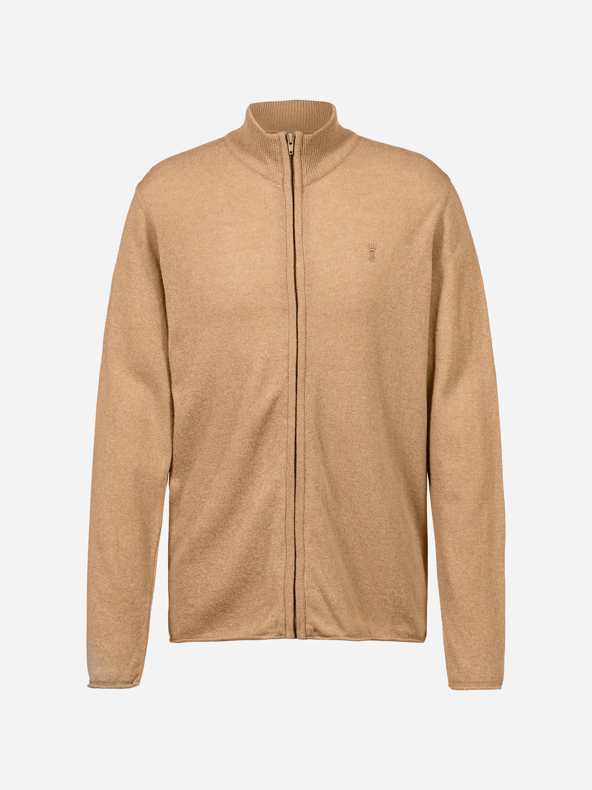 Ein hellbrauner Strickpullover mit hohem Kragen und langen Ärmeln, der auf einem schlichten weißen Hintergrund abgebildet ist.