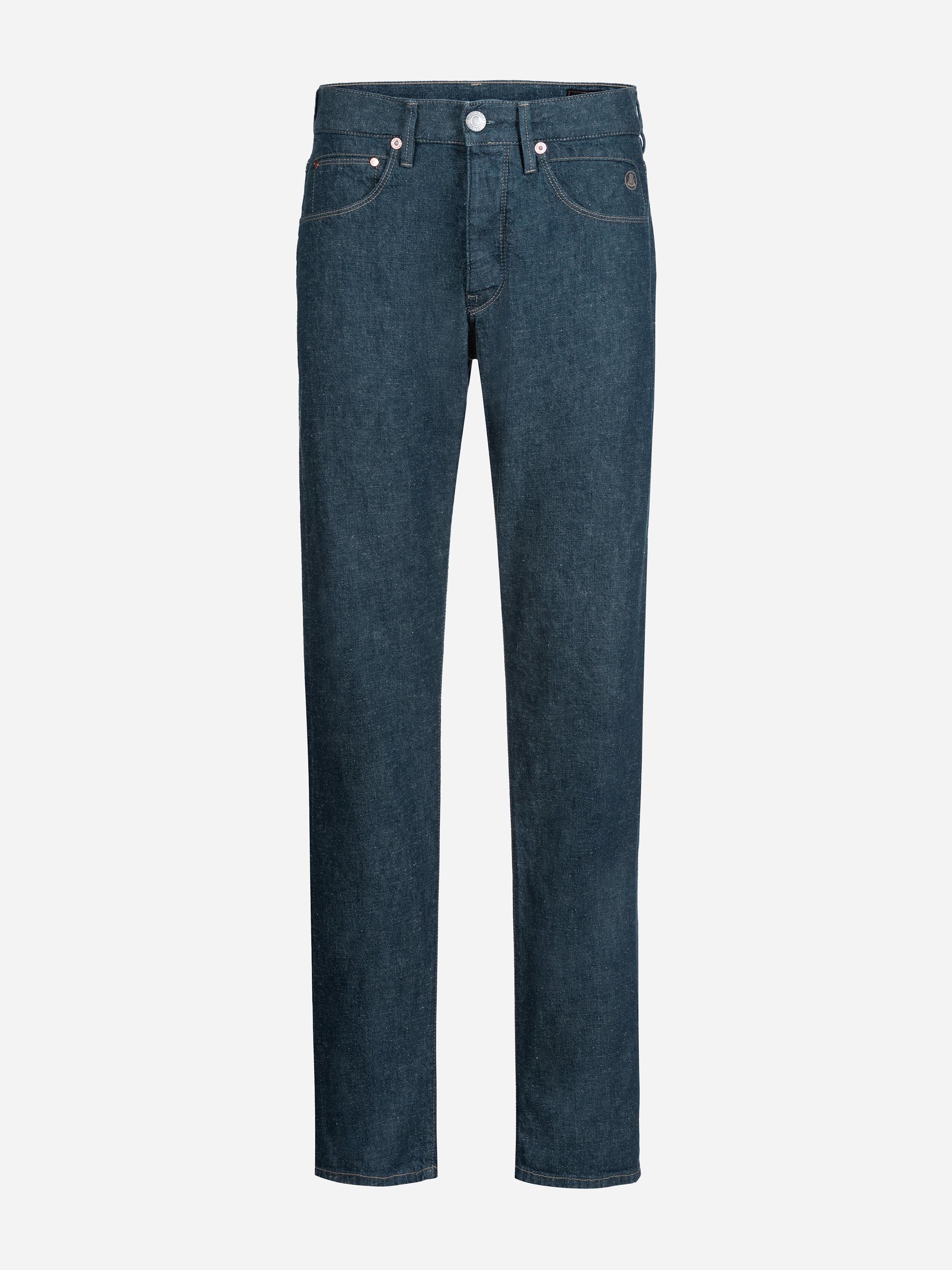 Eine klassische Bluejeans mit geradem Bein, Knopf- und Reißverschluss, Vorder- und Gesäßtaschen, auf weißem Hintergrund.