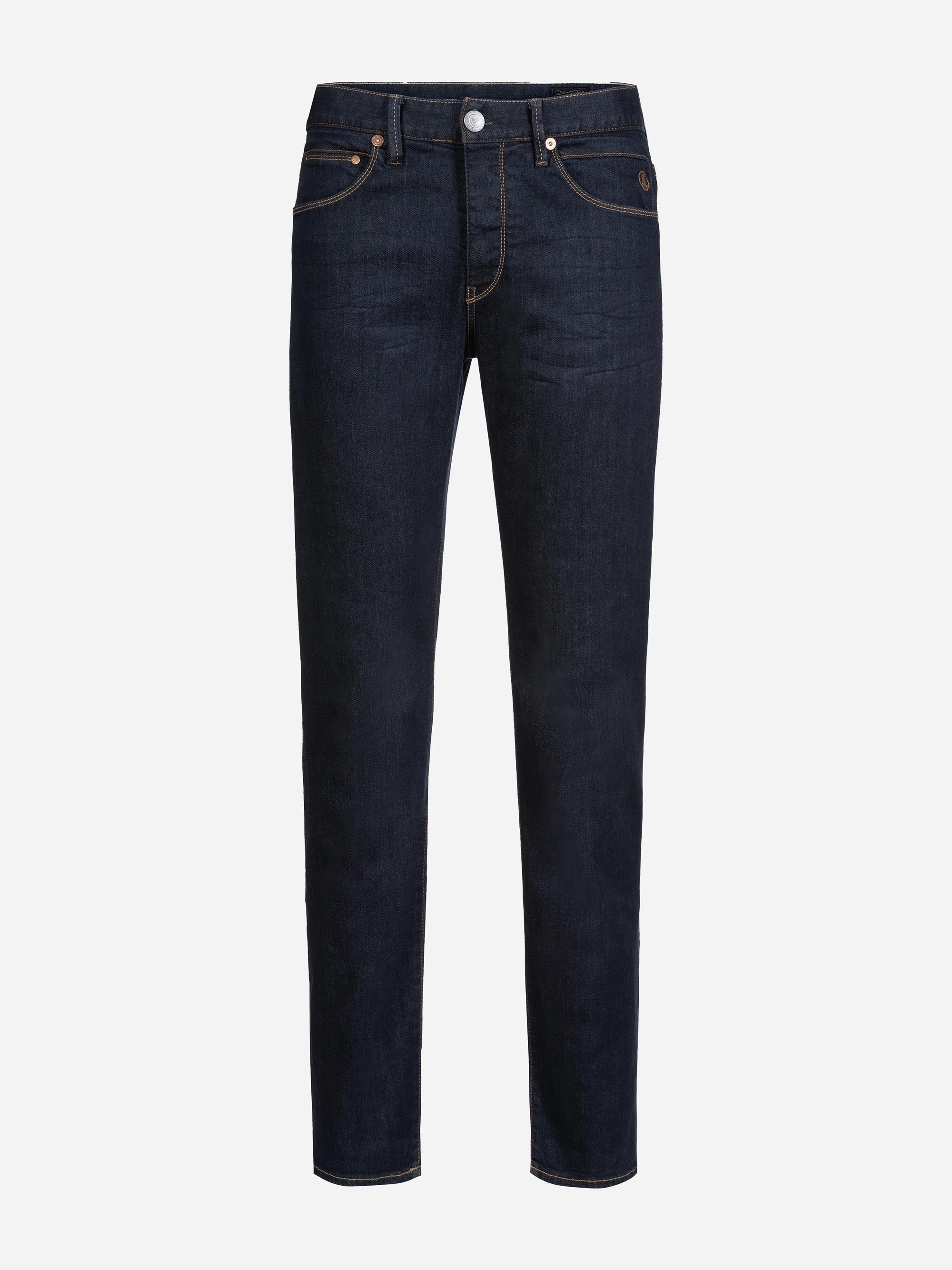 Ein Paar dunkelblaue Denim-Jeans mit geradem Bein, fünf Taschen und sichtbaren Nähten auf einem einfarbig weißen Hintergrund.