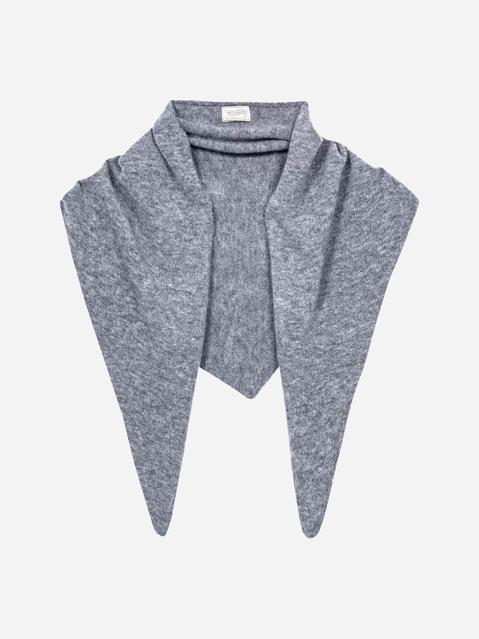 Ein grauer Strickschal mit spitzen Enden und breitem Kragen, flach auf weißem Grund gelegt.