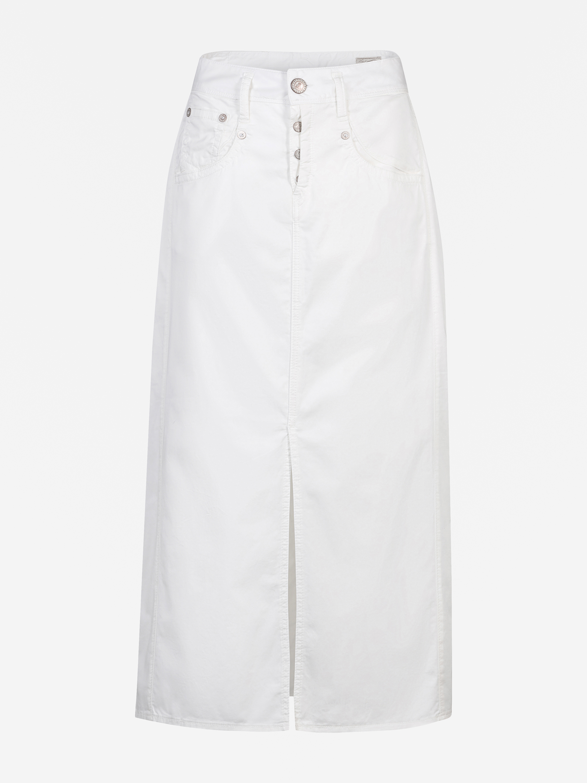 Ein langer, hochtaillierter weißer Jeansrock mit Knöpfen vorne, Taschen vorne und einem Schlitz in der Mitte vorne, der vor einem schlichten weißen Hintergrund gezeigt wird.