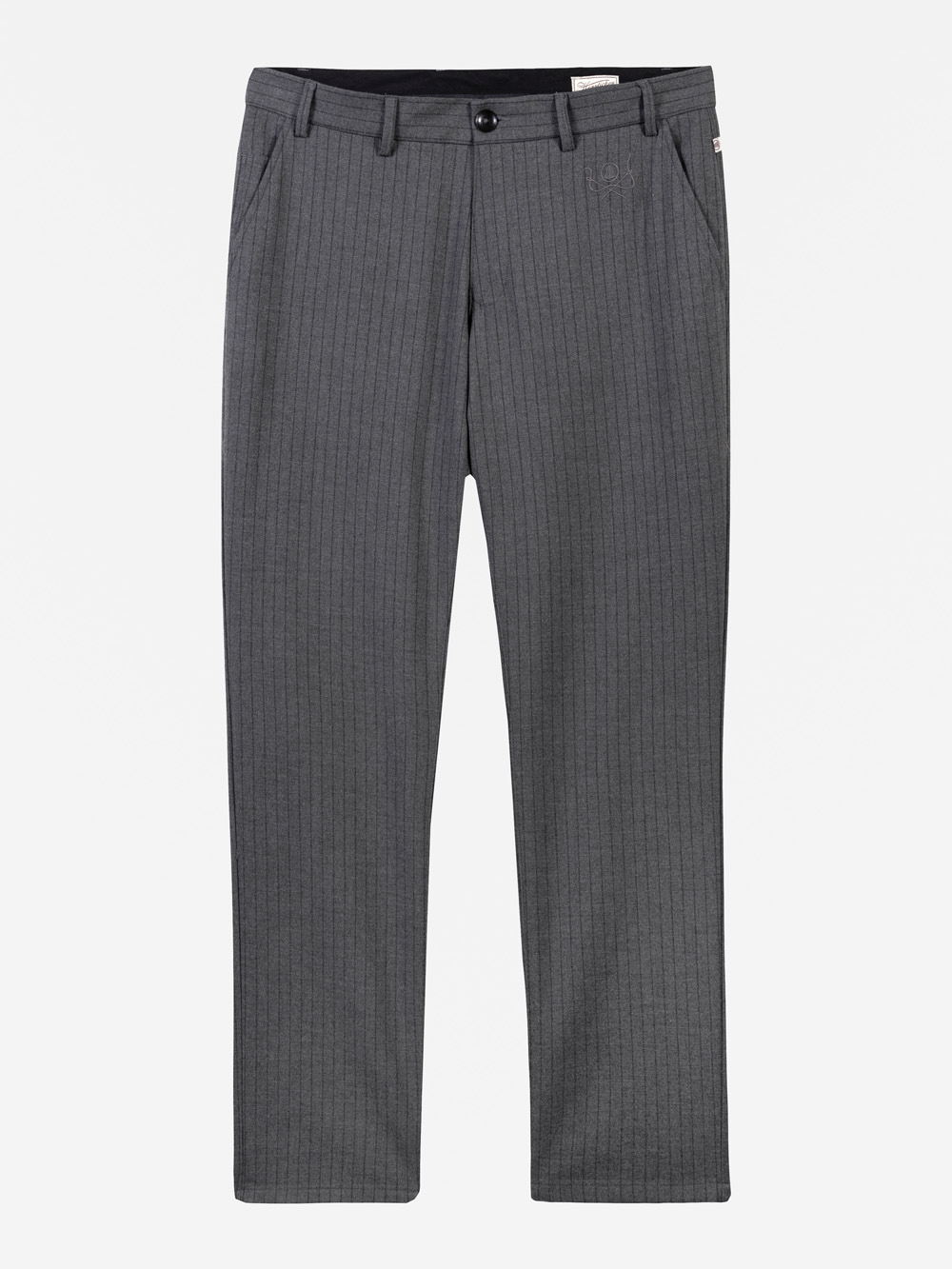 Graue Nadelstreifenhose mit Gürtelschlaufen, Knopf- und Reißverschluss vorne und Seitentaschen, flach auf weißem Grund.
