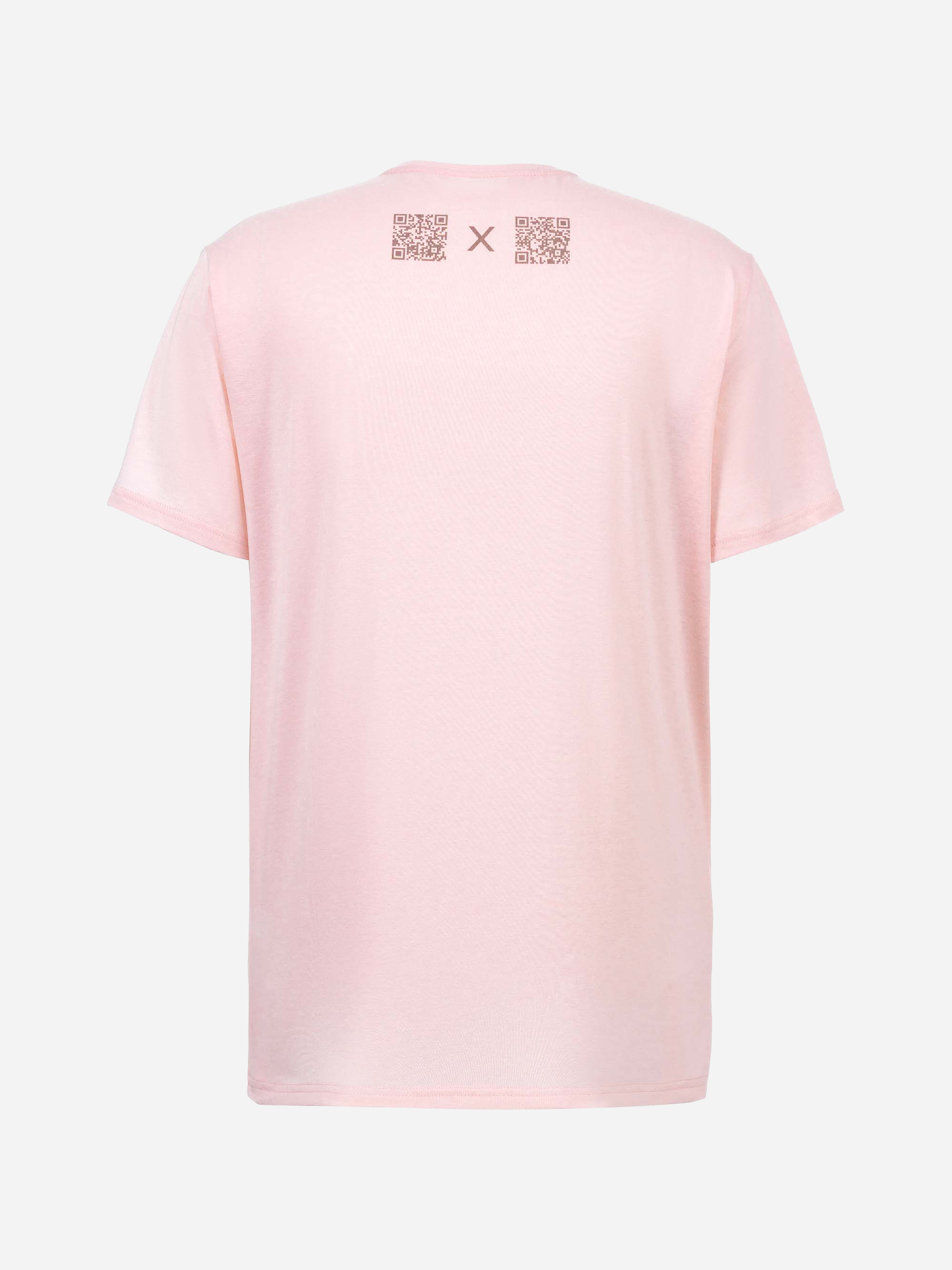 Ein hellrosa Kurzarm-T-Shirt ist von hinten zu sehen, mit zwei kleinen QR-Codes und einem einfachen X-Symbol dazwischen in der Nähe des Halsausschnitts. Der Hintergrund ist einfarbig weiß.