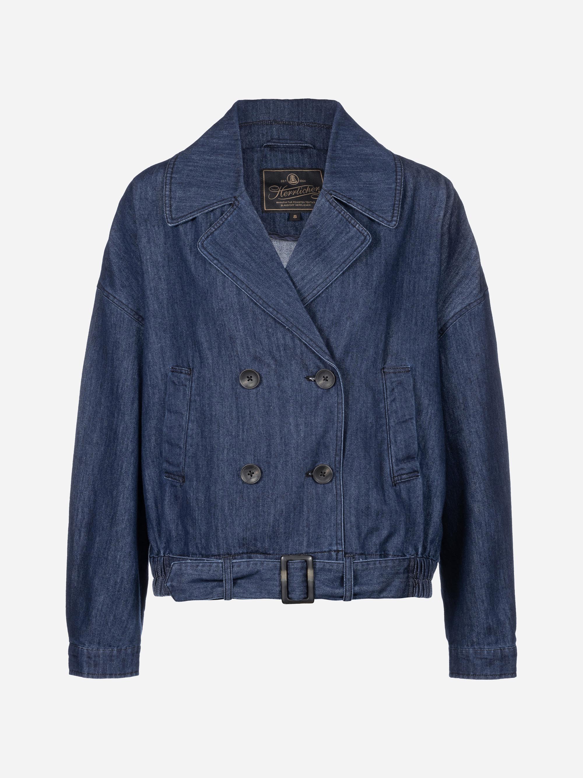 Blaue Jeansjacke mit doppelreihiger Vorderseite, schwarzen Knöpfen, zwei Seitentaschen, breitem Kragen und einem verstellbaren Gürtel am Saum auf weißem Grund.