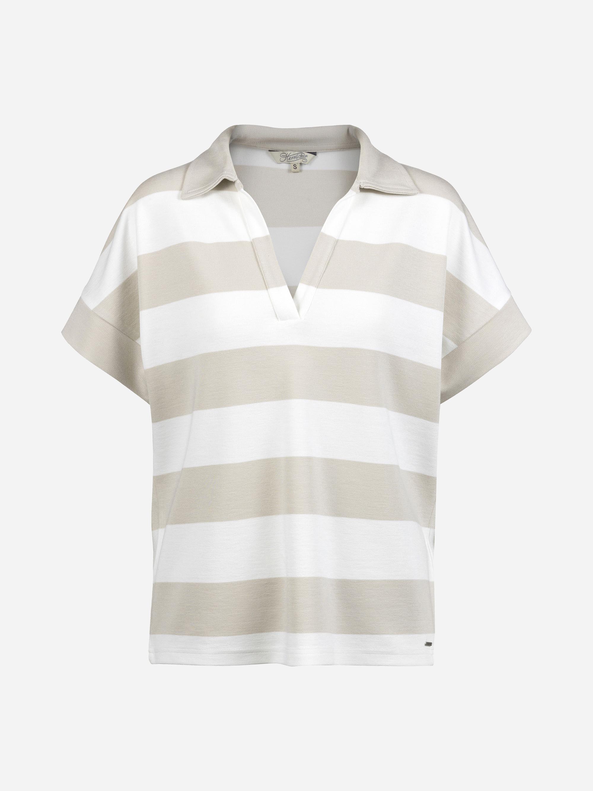 Kurzärmeliges, locker sitzendes Poloshirt mit breiten, horizontalen beige-weißen Streifen, V-Ausschnitt mit Kragen und geradem Saum auf einfarbig weißem Grund.