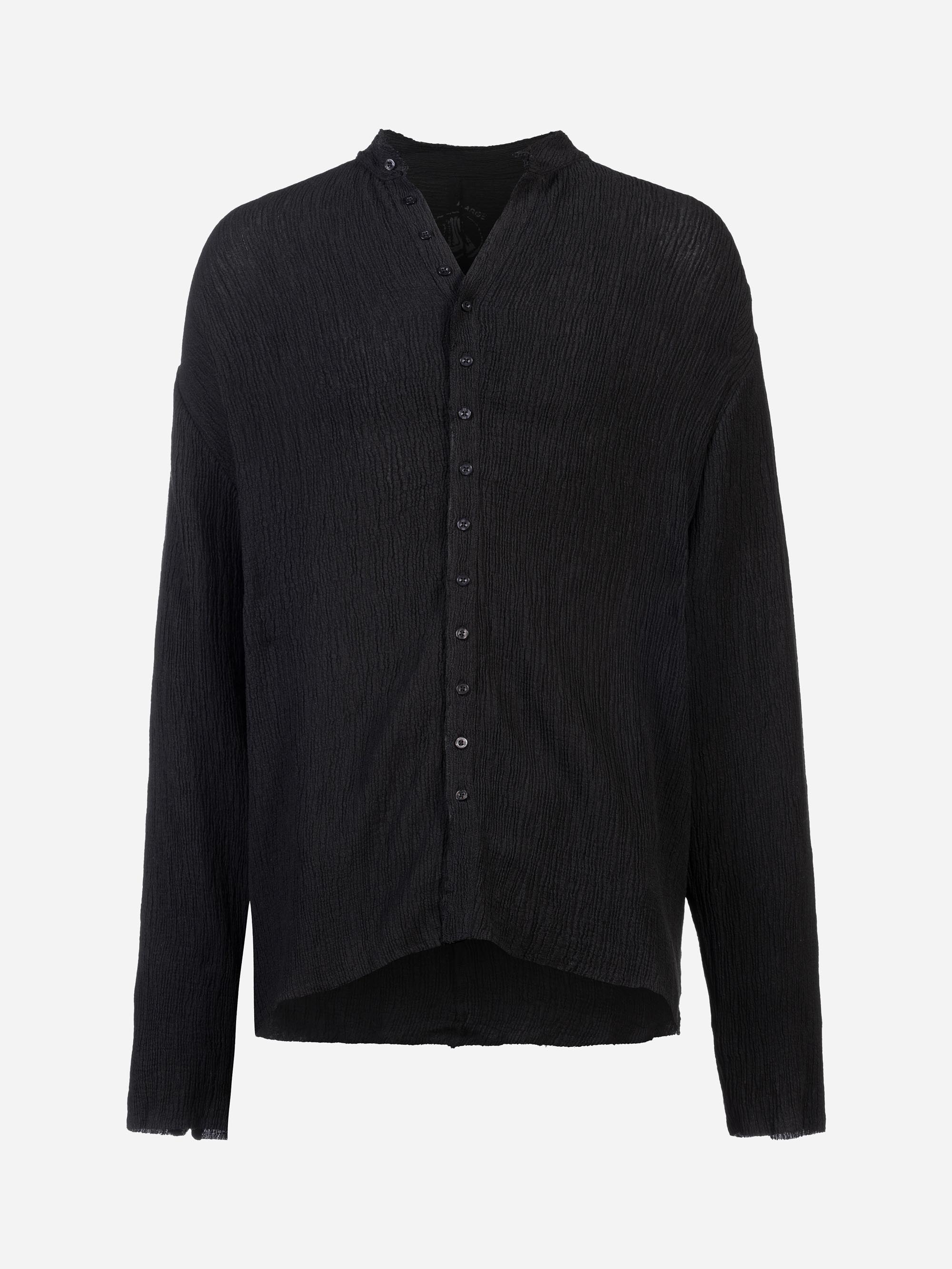 Ein langärmeliges, zerknittertes schwarzes Hemd mit kragenlosem Ausschnitt und einer Reihe von Knöpfen auf der Vorderseite, die auf einem schlichten weißen Hintergrund angebracht sind.