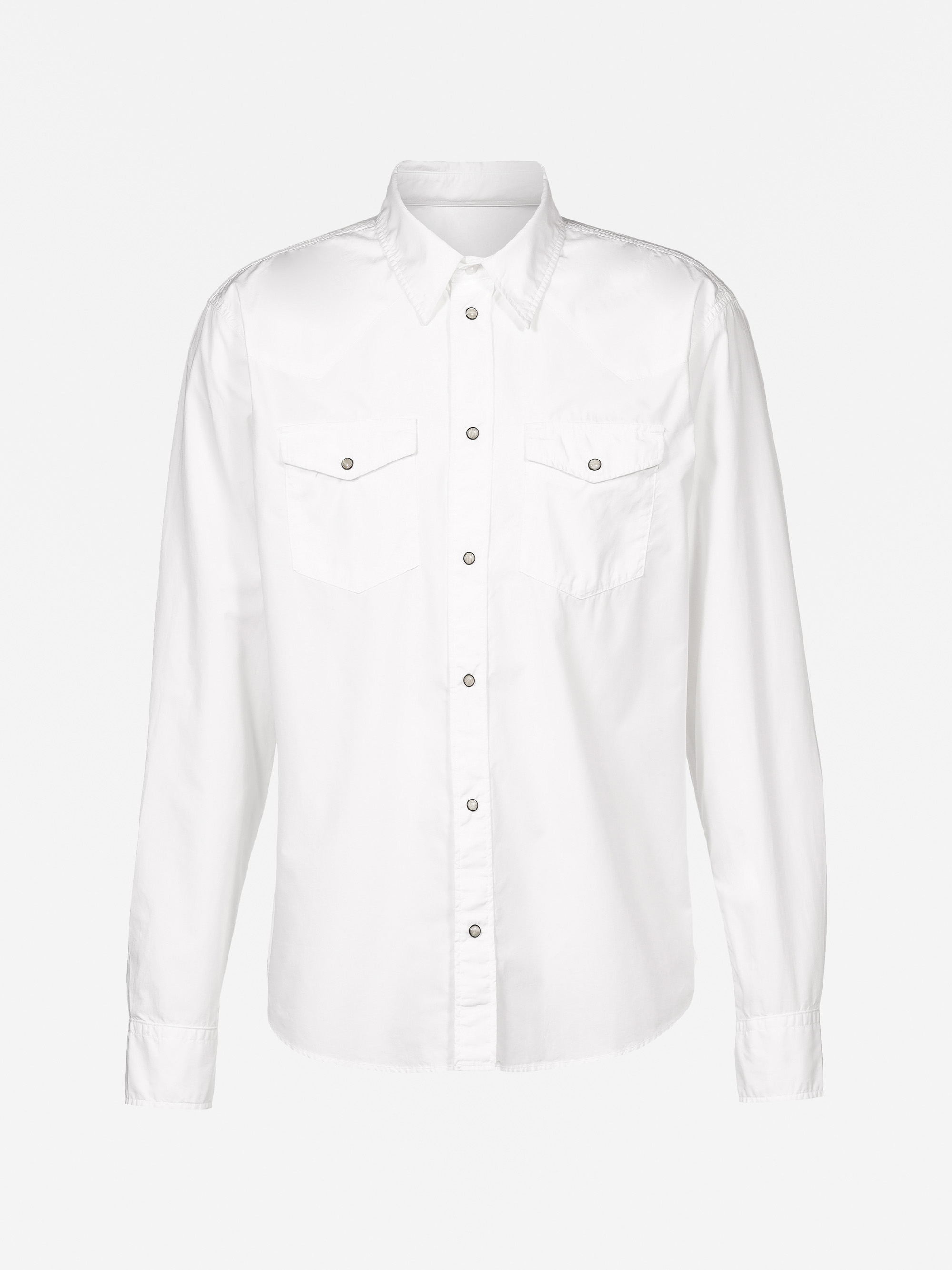 Ein weißes, langärmeliges Hemd mit zwei Brusttaschen und geknöpften Manschetten, das vor einem schlichten weißen Hintergrund steht.